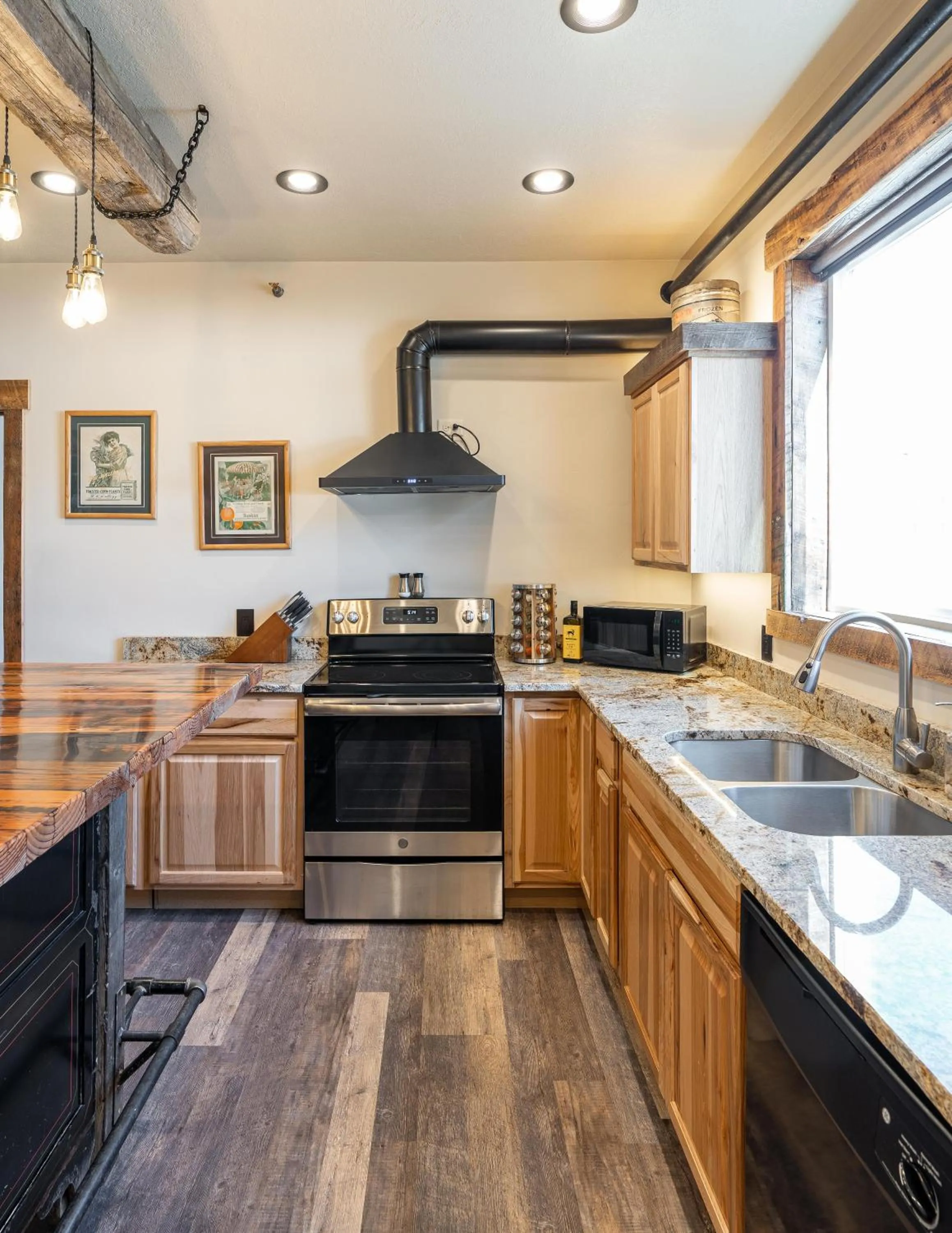Kitchen or kitchenette in The Adventure Inn Yellowstone