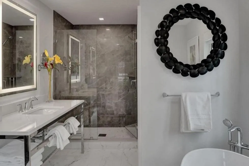 The Pillars Hotel & Club