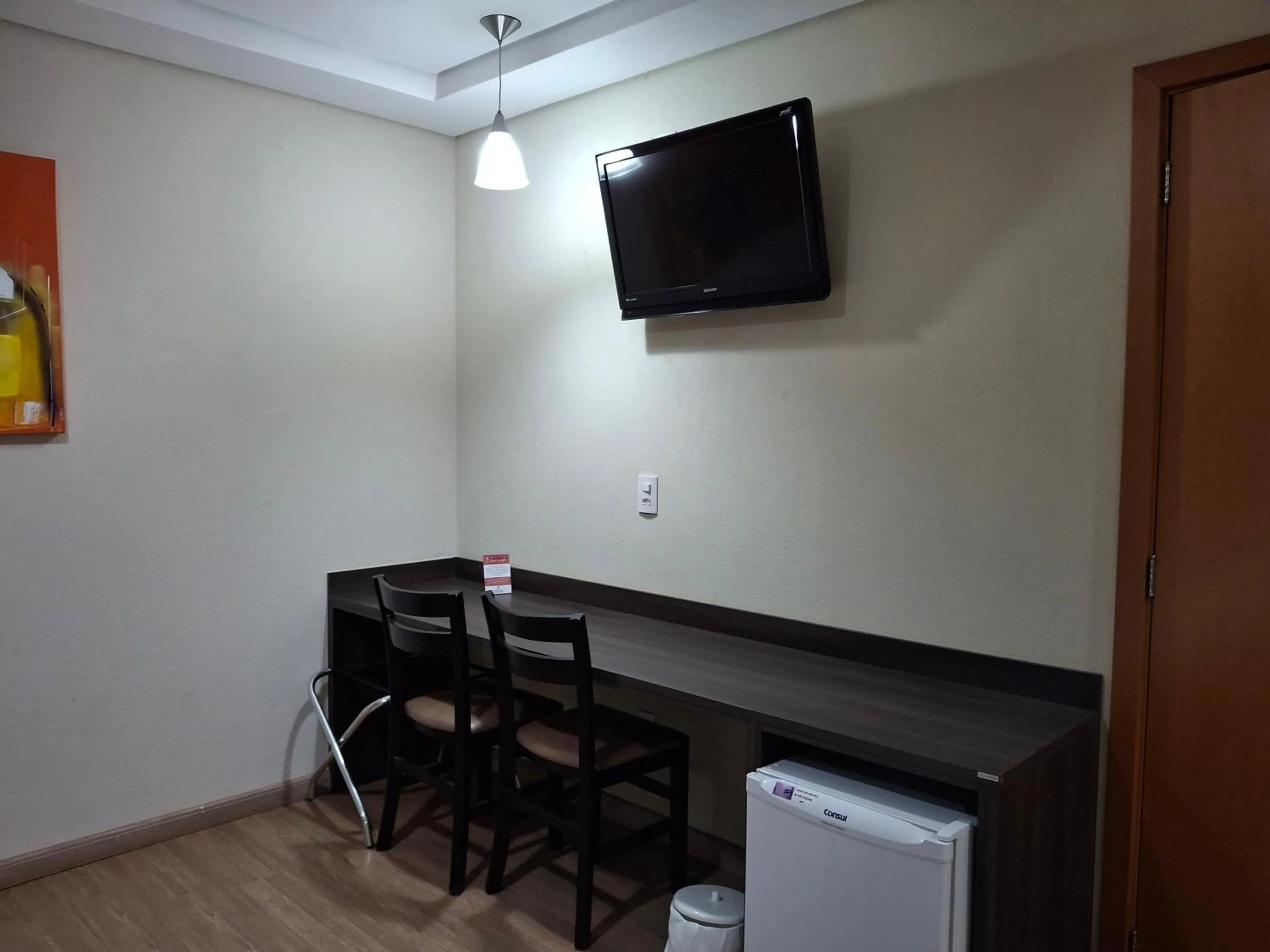 TV and multimedia in Ônix Inn Hotel Cravinhos