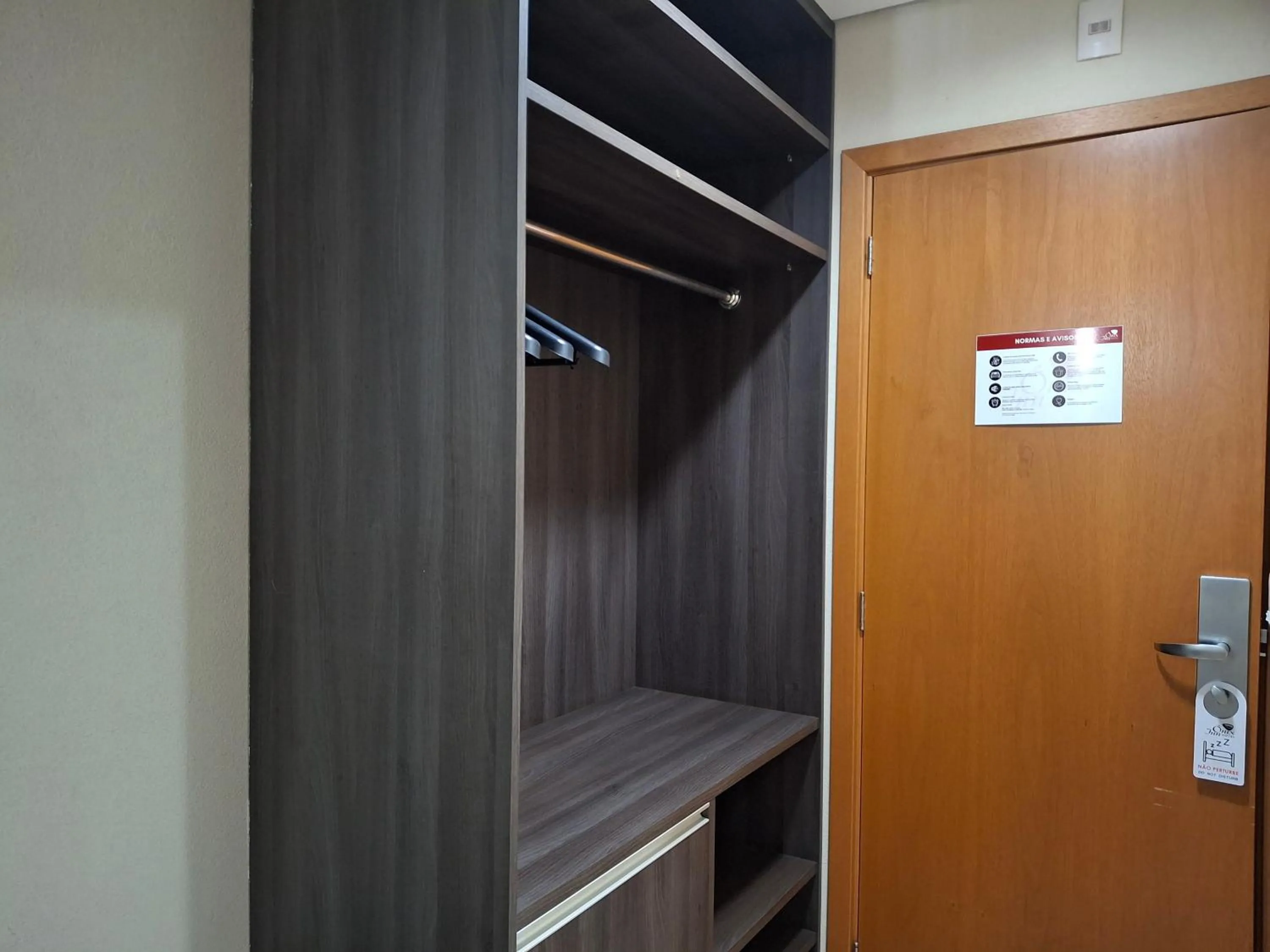wardrobe in Ônix Inn Hotel Cravinhos
