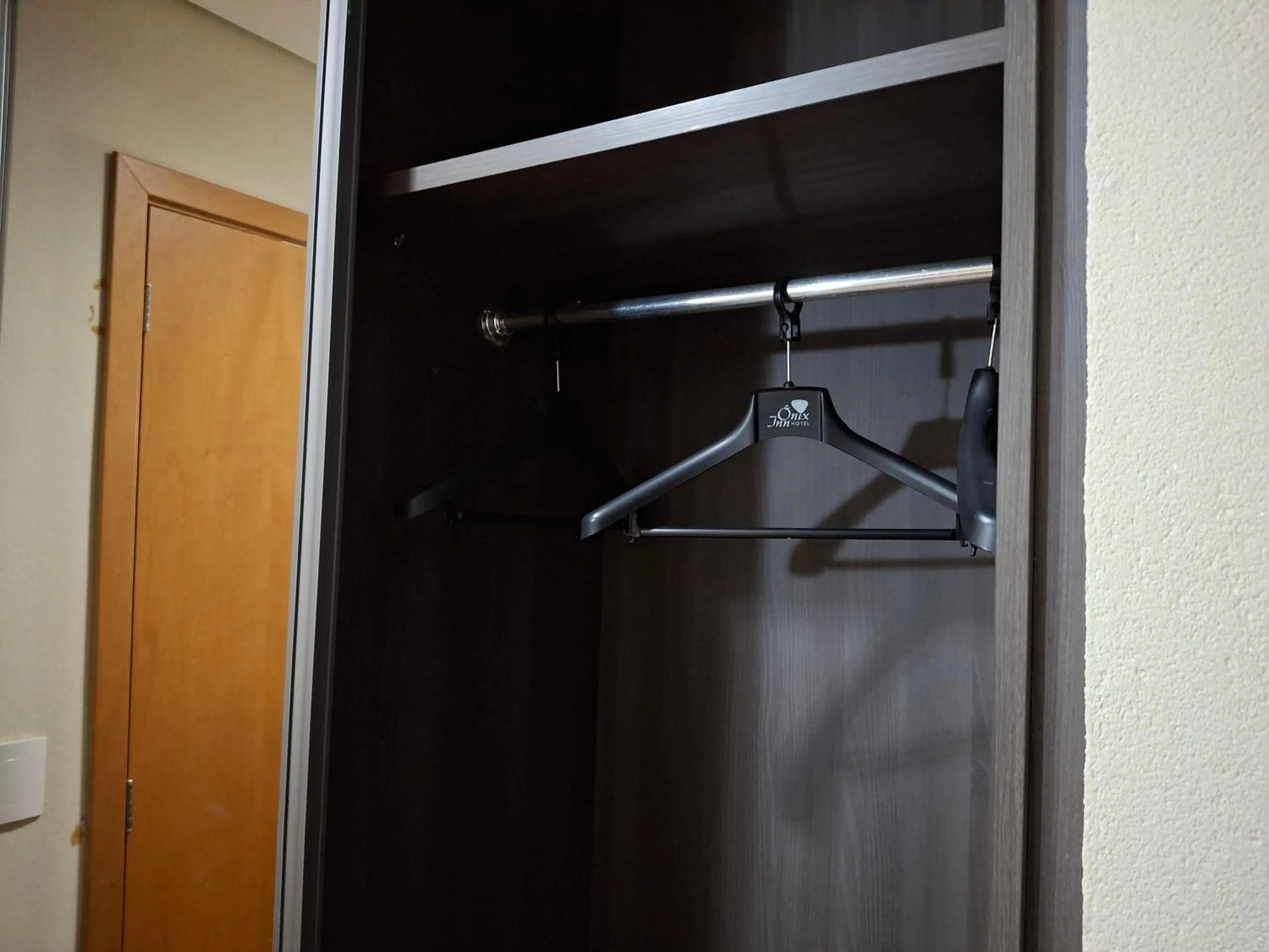 wardrobe in Ônix Inn Hotel Cravinhos