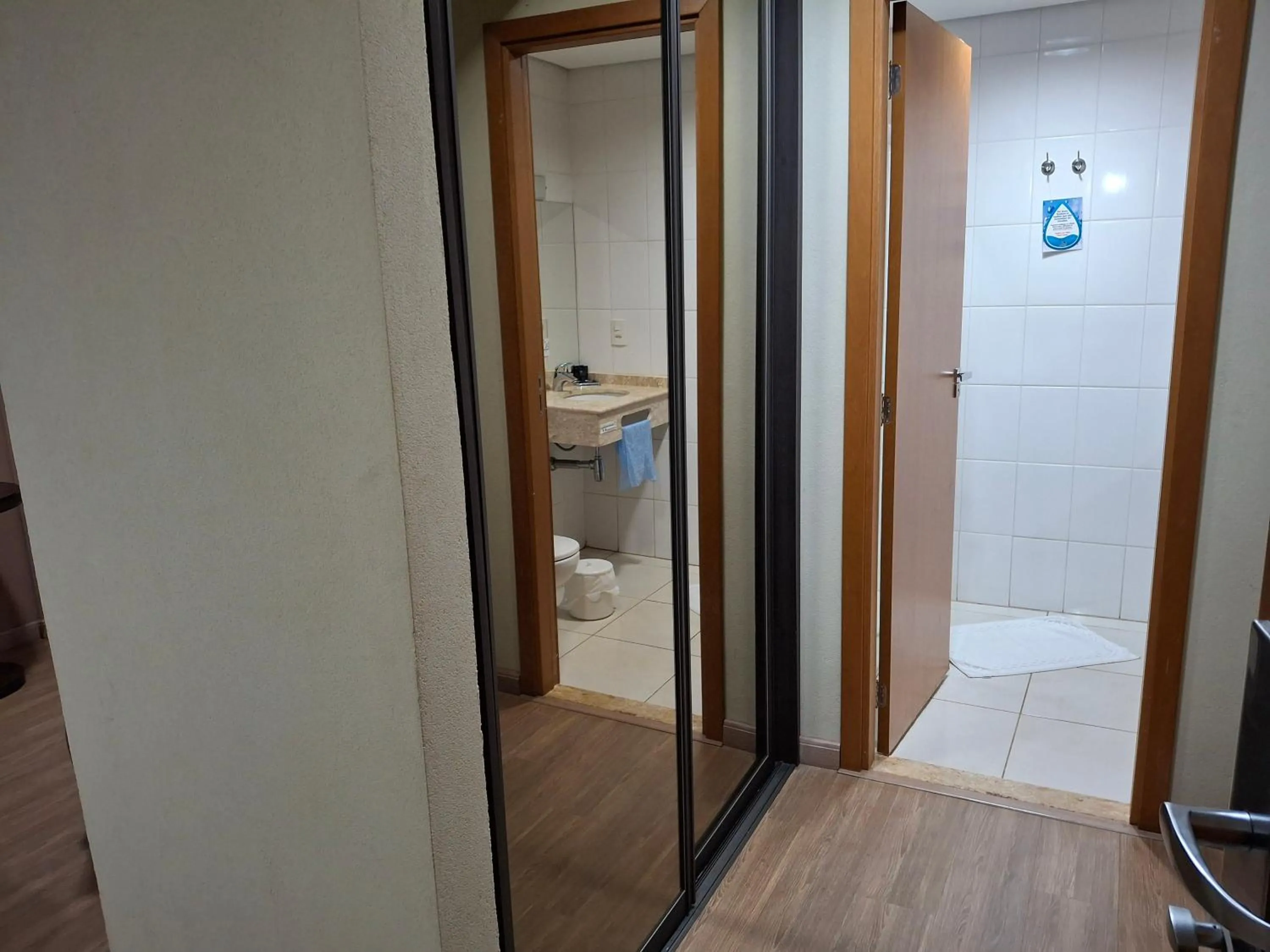 wardrobe in Ônix Inn Hotel Cravinhos