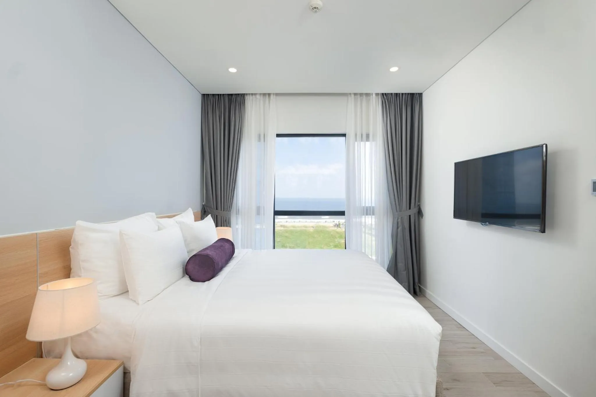 Photo of the whole room, Bed in Carinae Danang Hotel