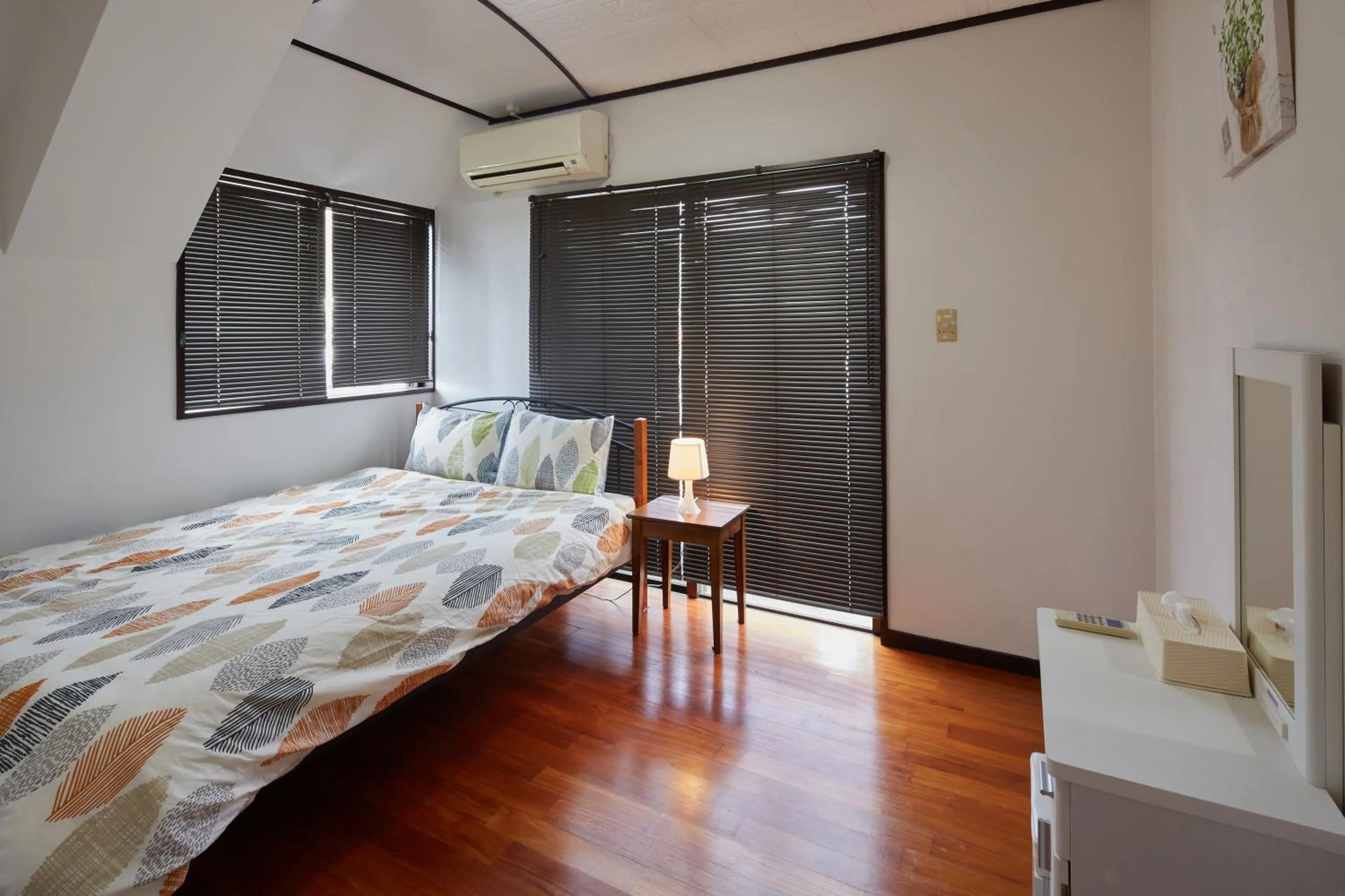 Bedroom, Bed in Wind Henza