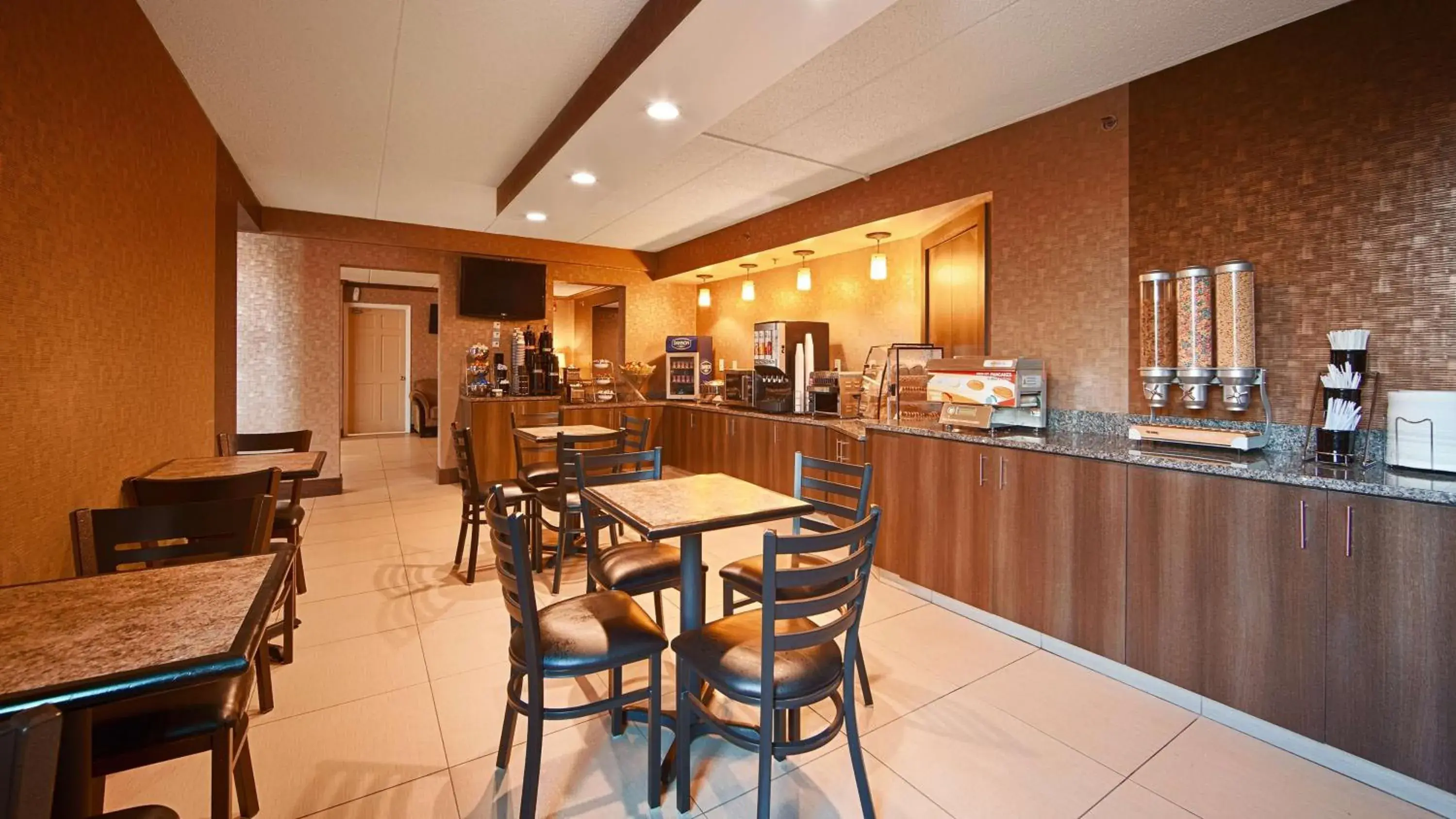 Restaurant/Places to Eat in Best Western Inn Buffalo Airport