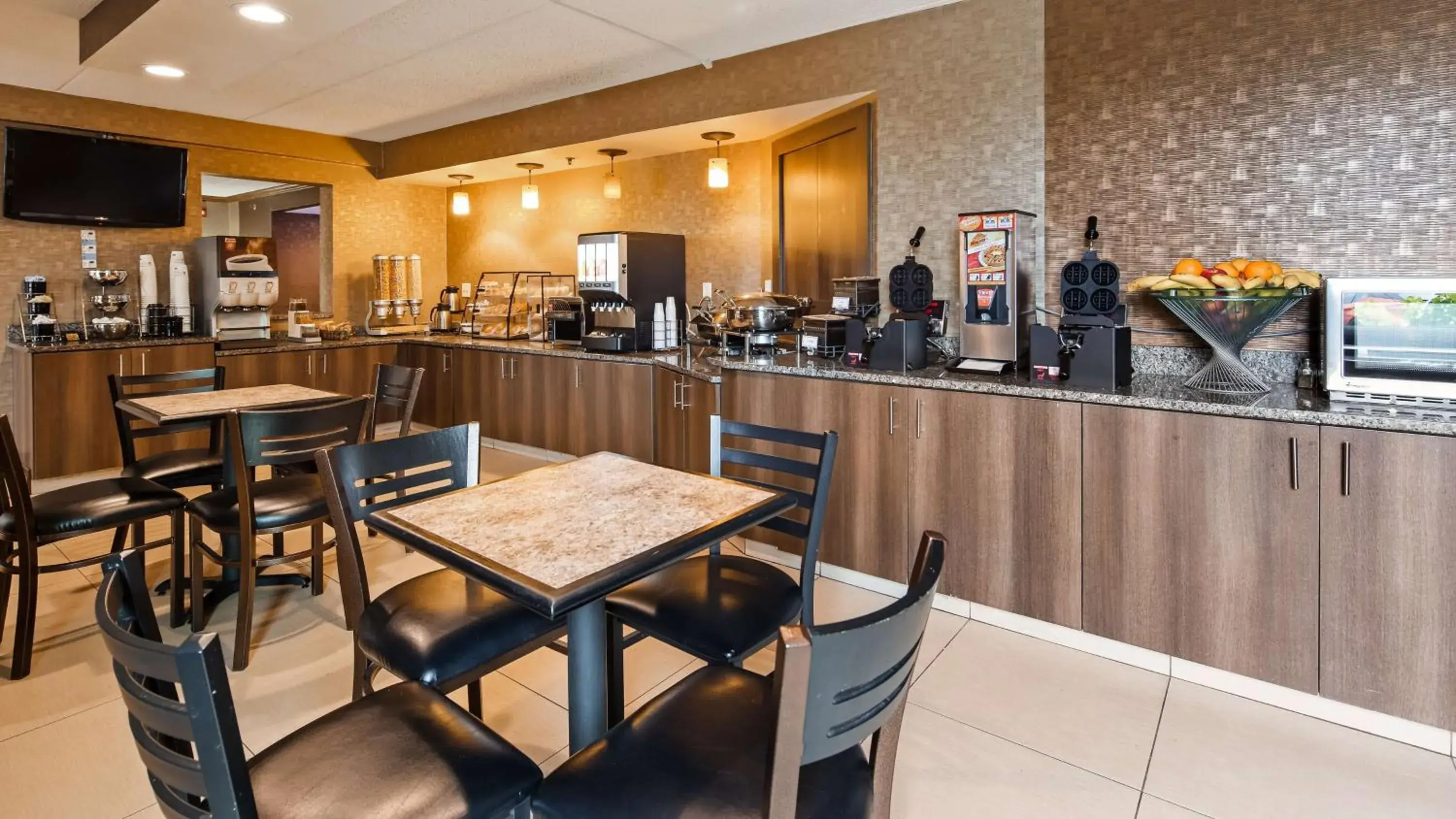 Restaurant/Places to Eat in Best Western Inn Buffalo Airport