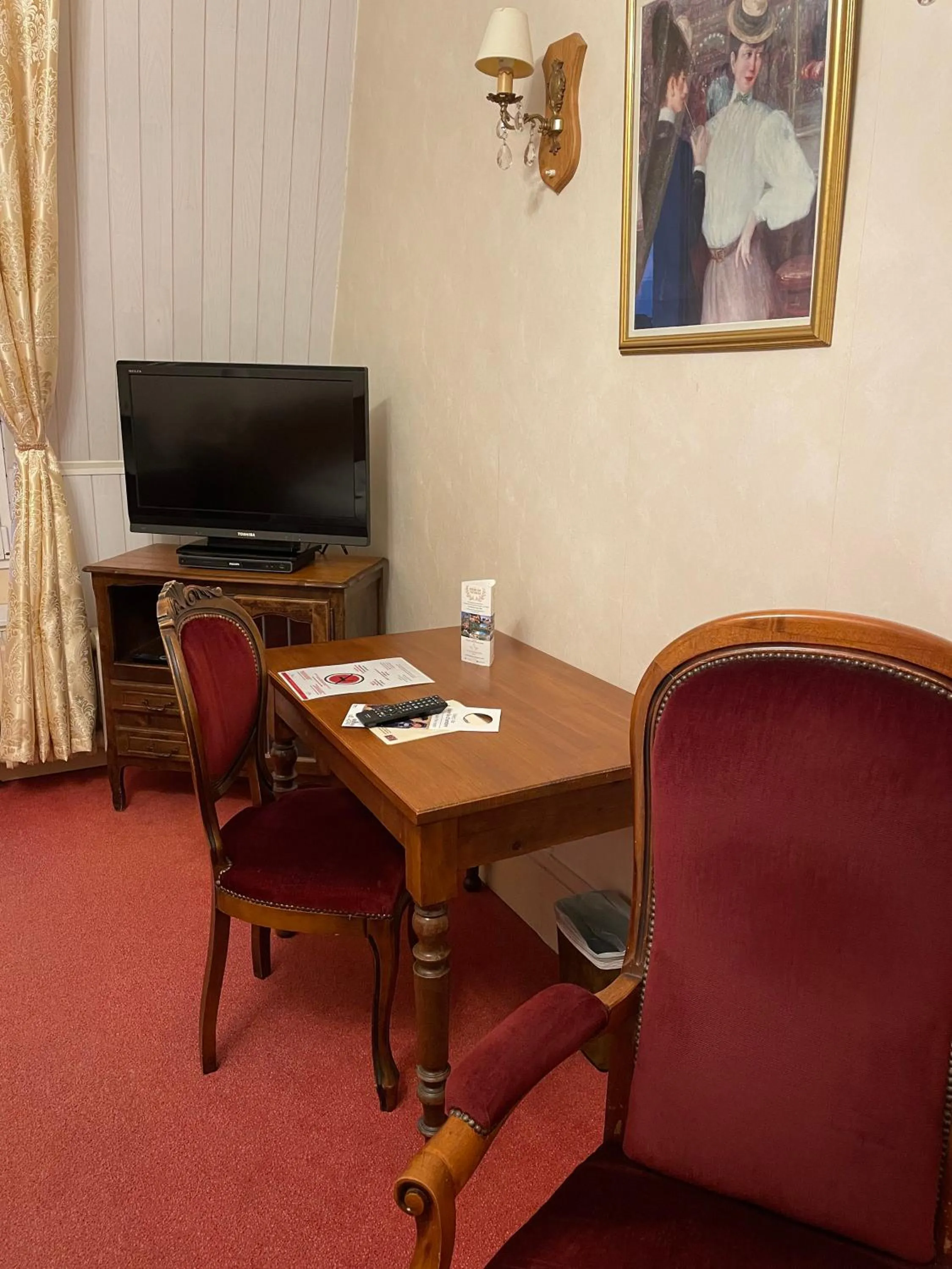 TV and multimedia in Hôtel Restaurant Continental