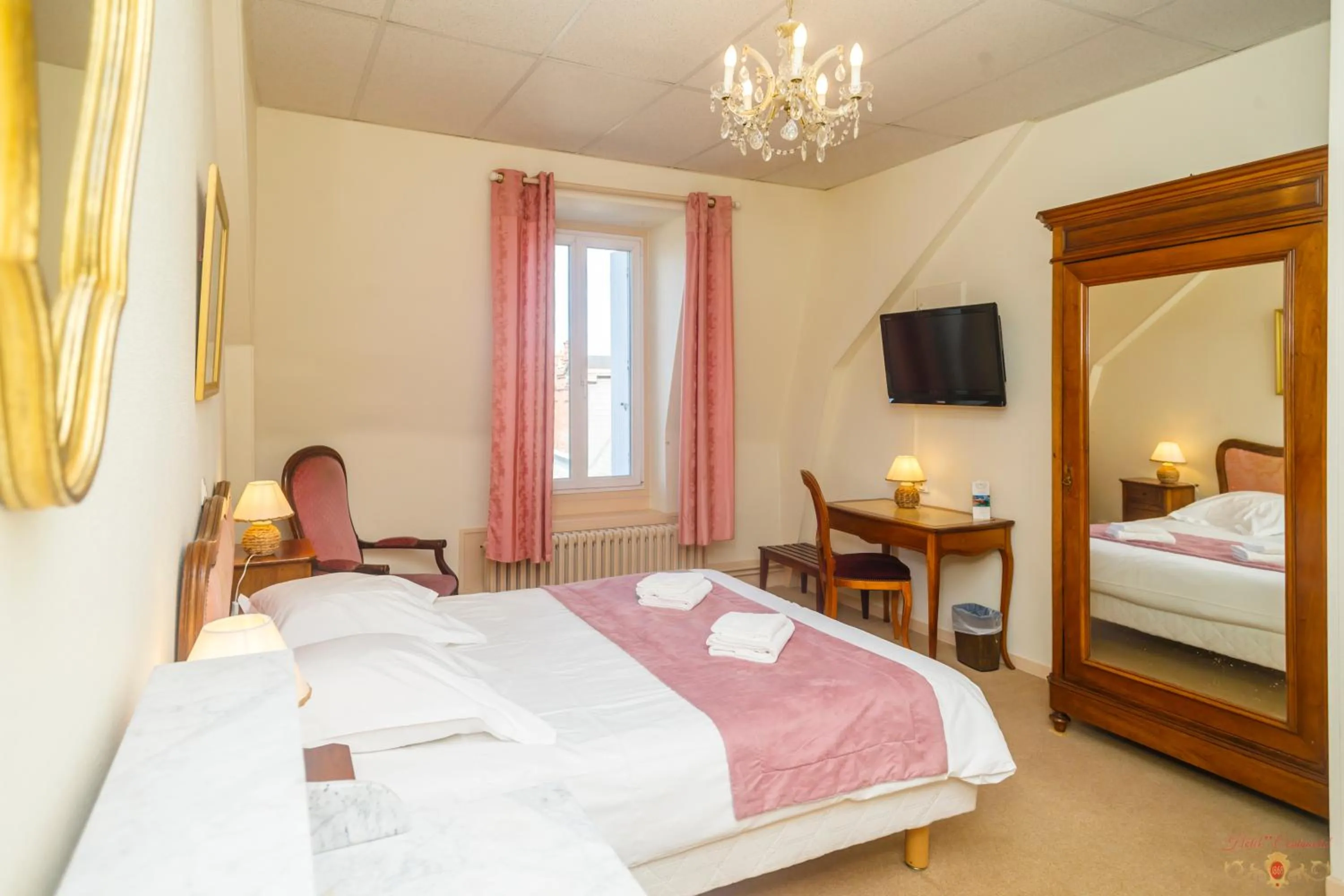 Photo of the whole room, Bed in Hôtel Restaurant Continental