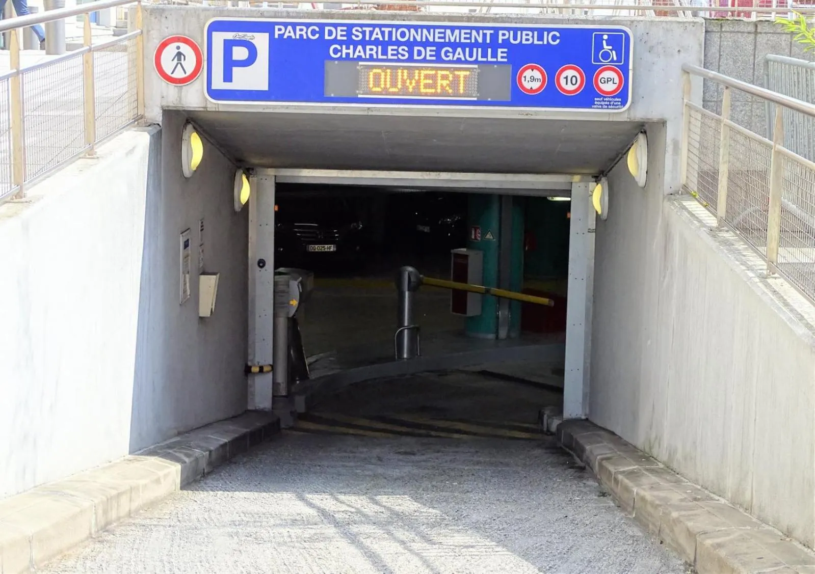 Parking in Hôtel Restaurant Continental