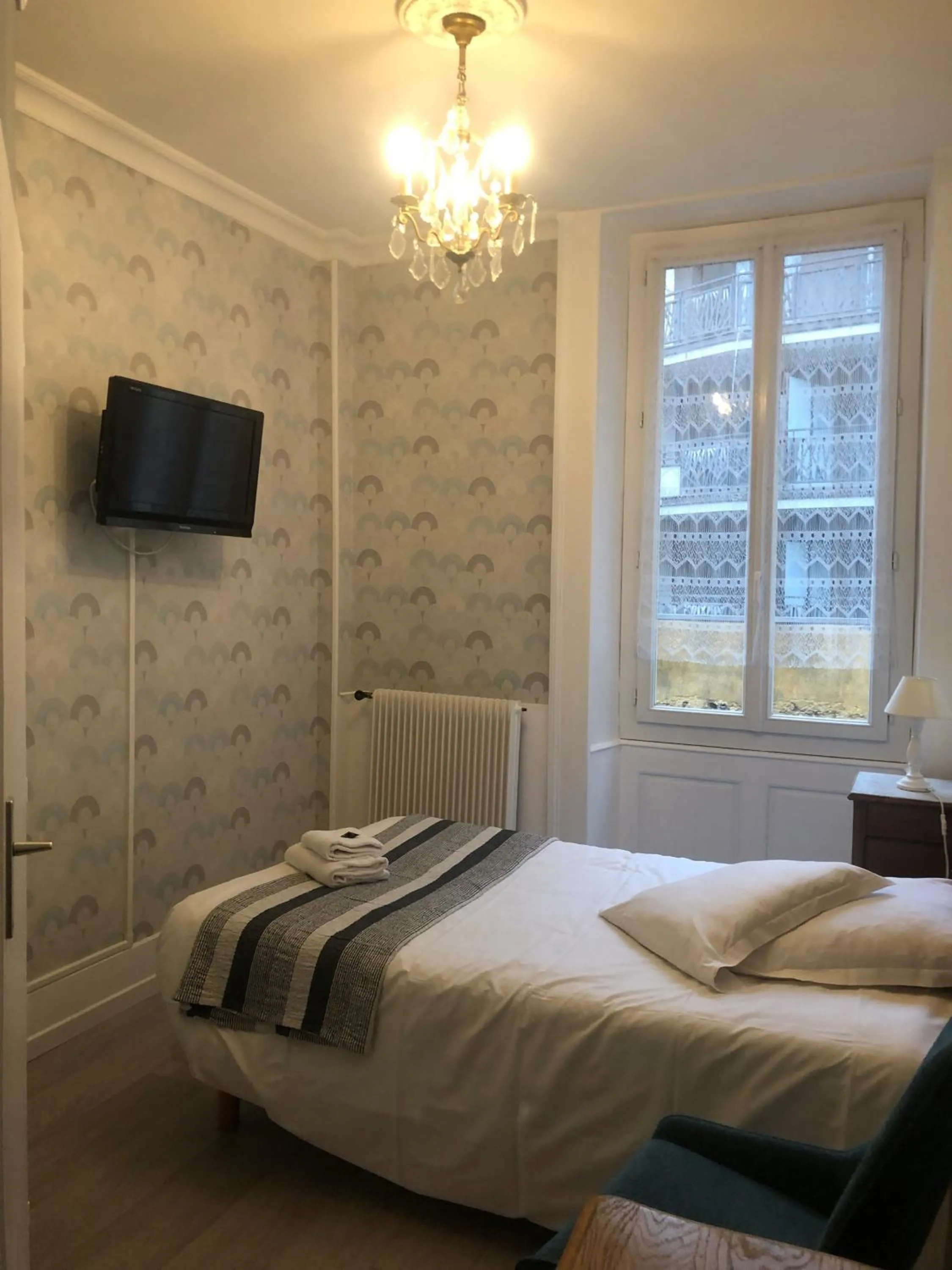 TV and multimedia, Bed in Hôtel Restaurant Continental