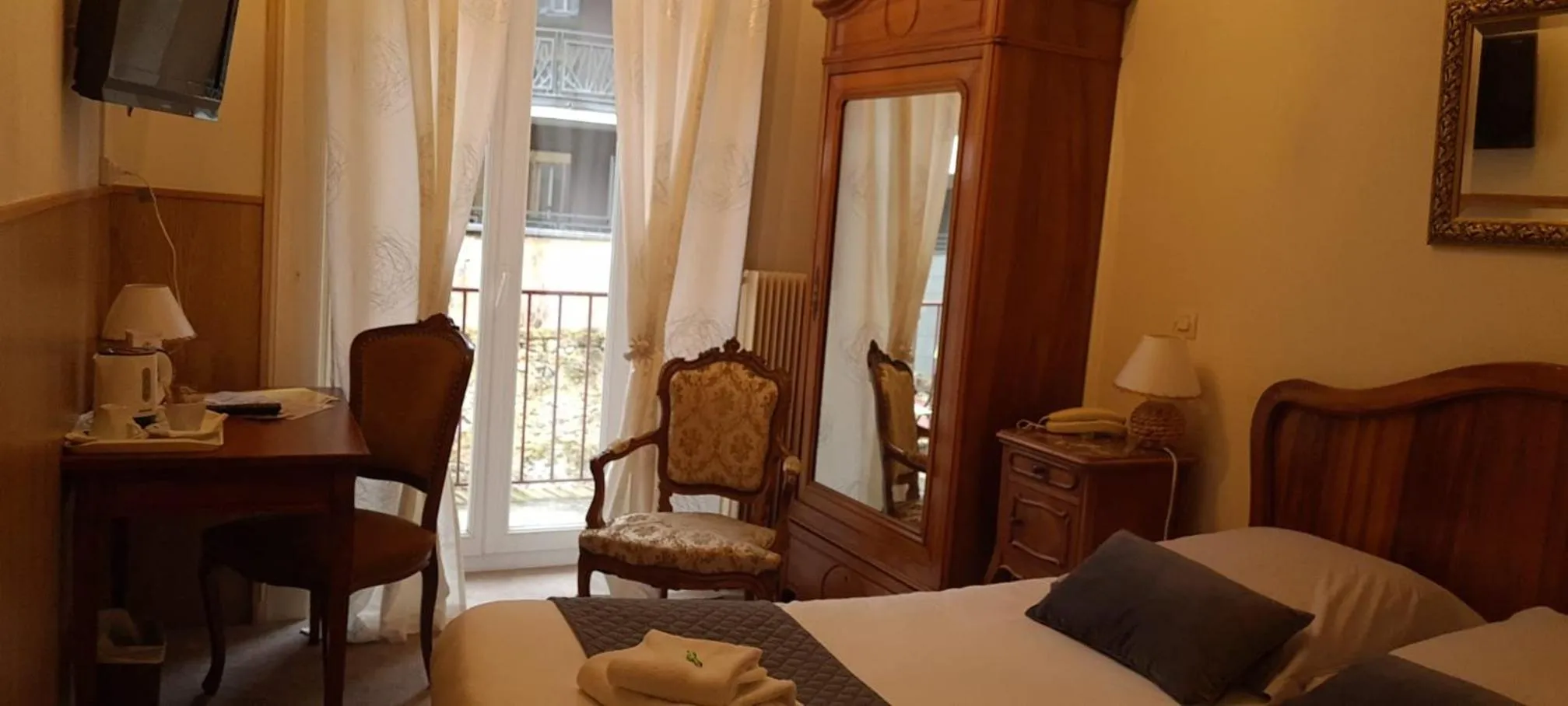 Bedroom, Bed in Hôtel Restaurant Continental