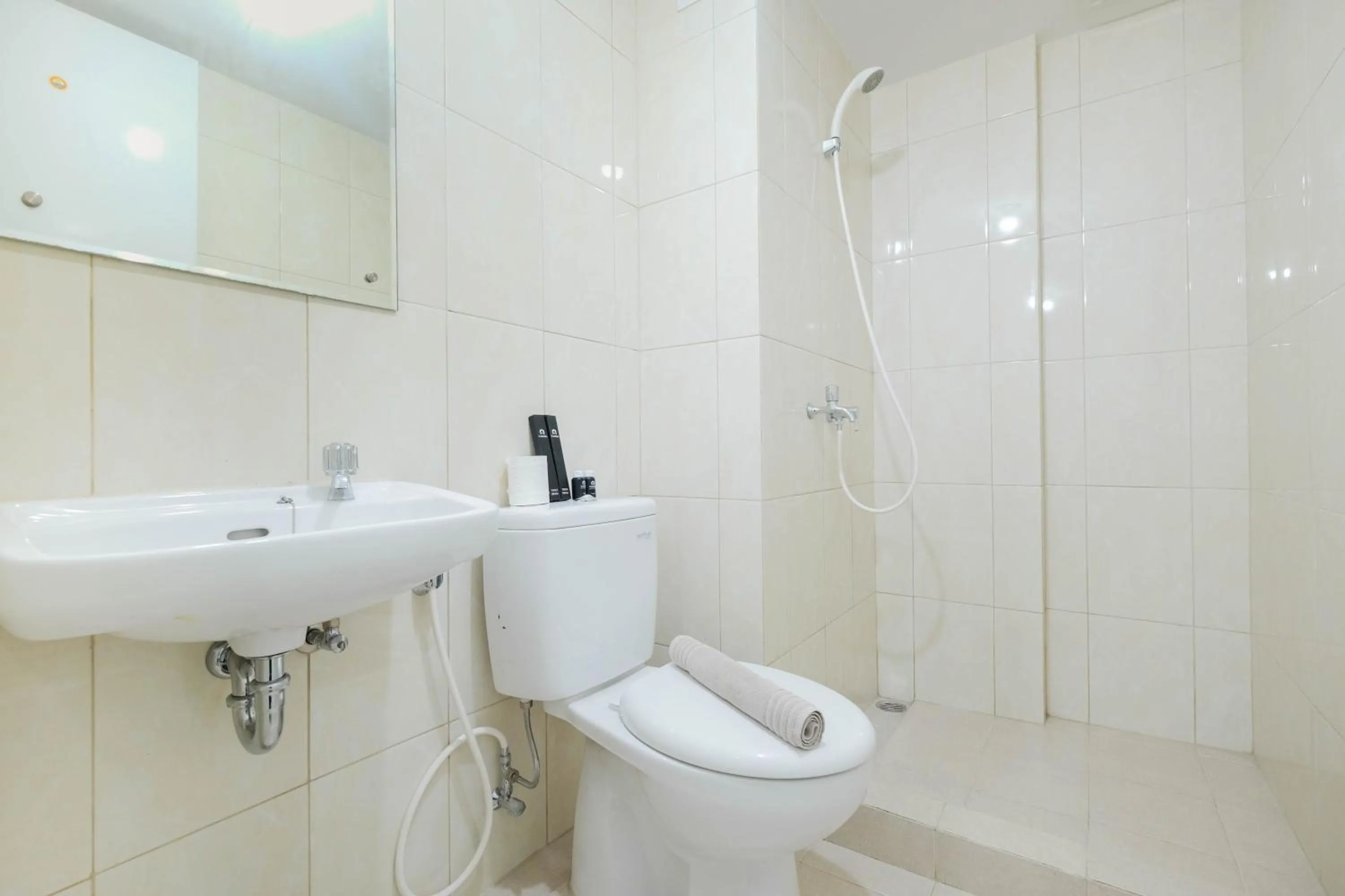Bathroom in Minimalist 2BR Apartment The Springlake Summarecon By Travelio