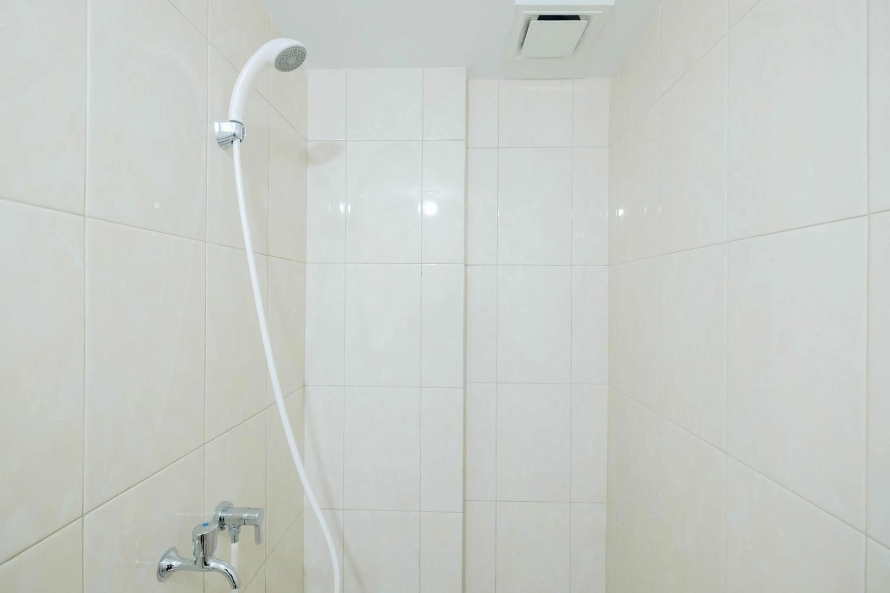 Minimalist 2BR Apartment The Springlake Summarecon By Travelio