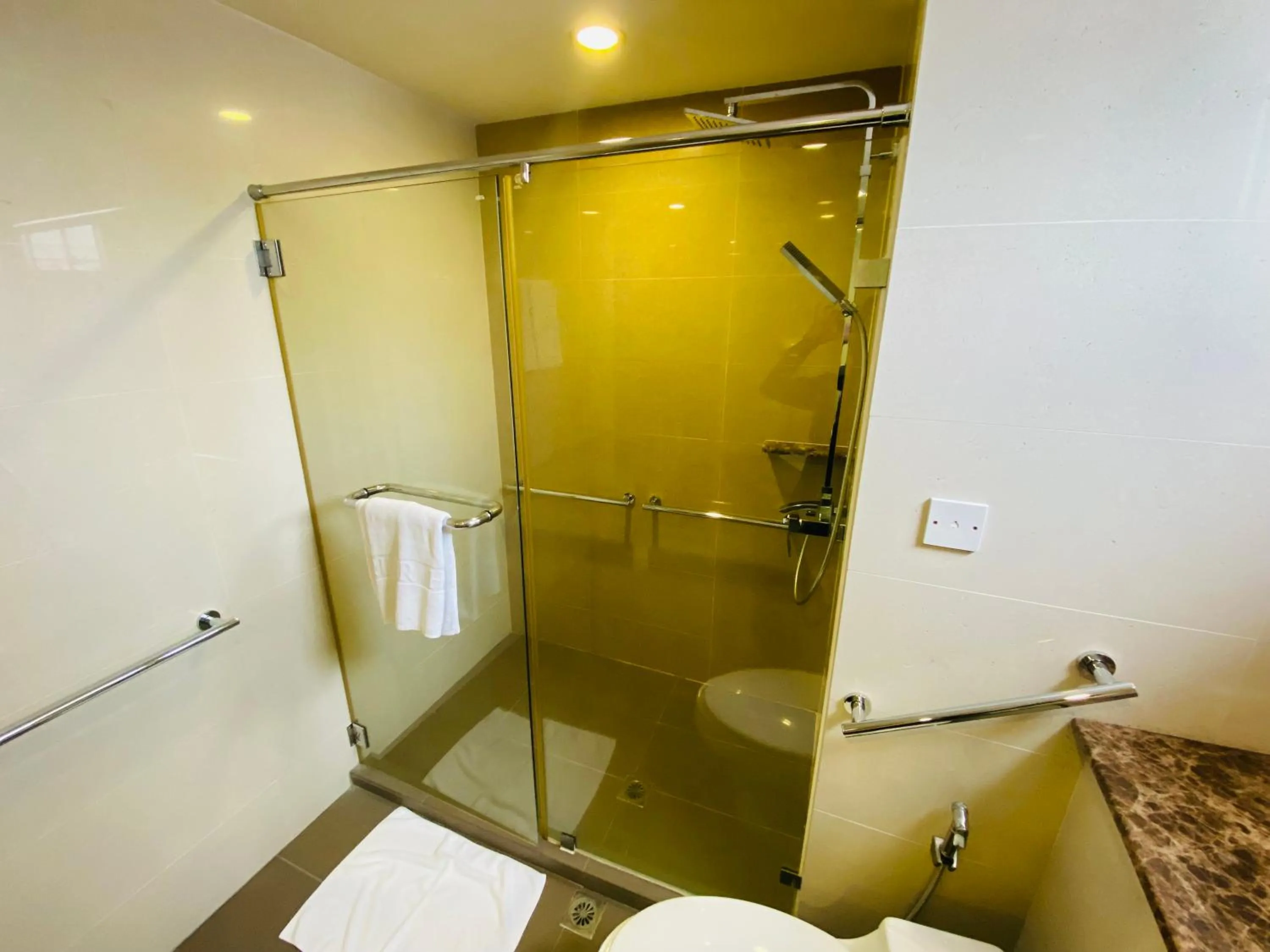 Toilet in Mariner Hotel Labuan