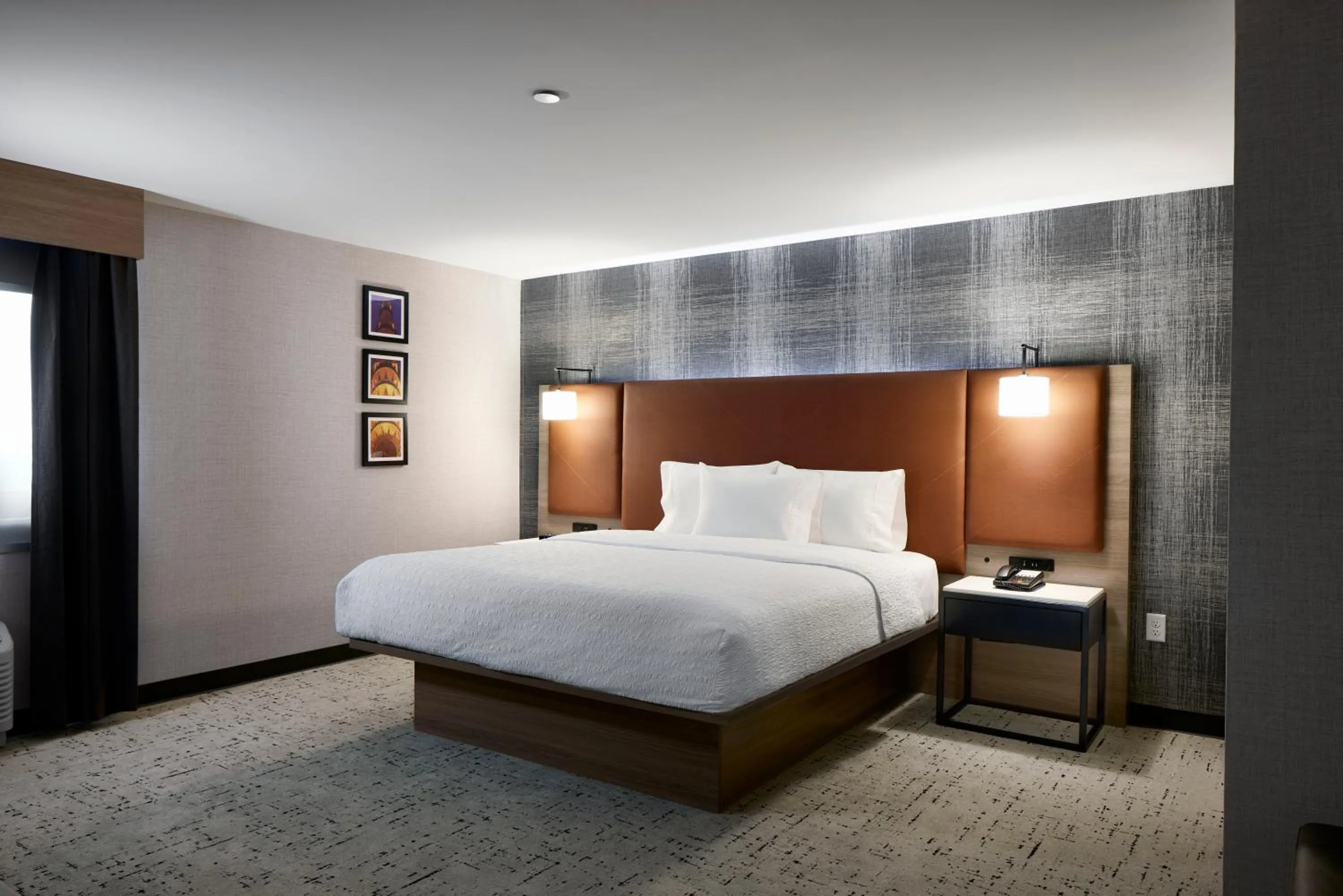 Bedroom, Bed in Hampton Inn Newark Airport