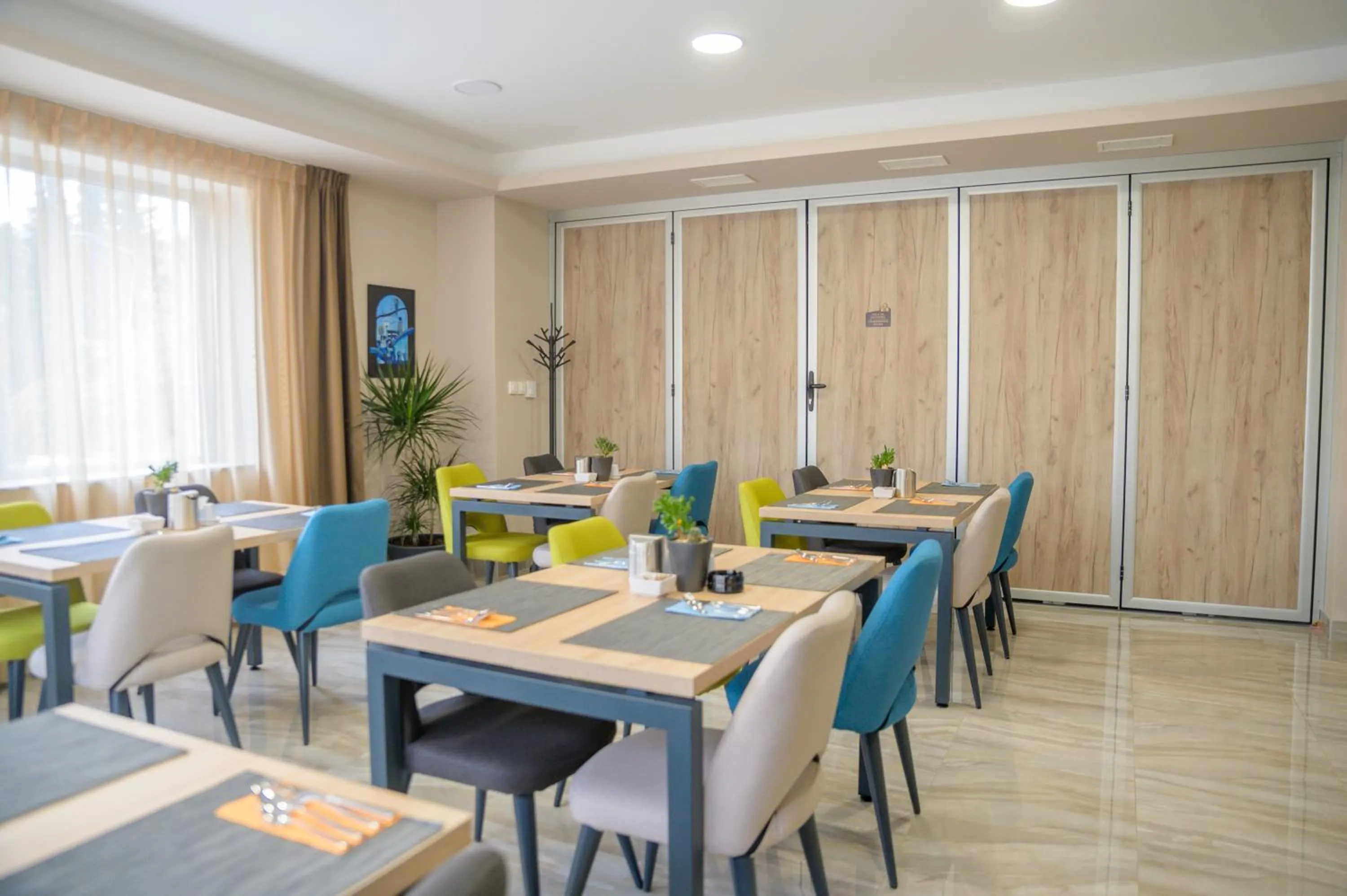 Restaurant/places to eat in Hotel Soni Lux