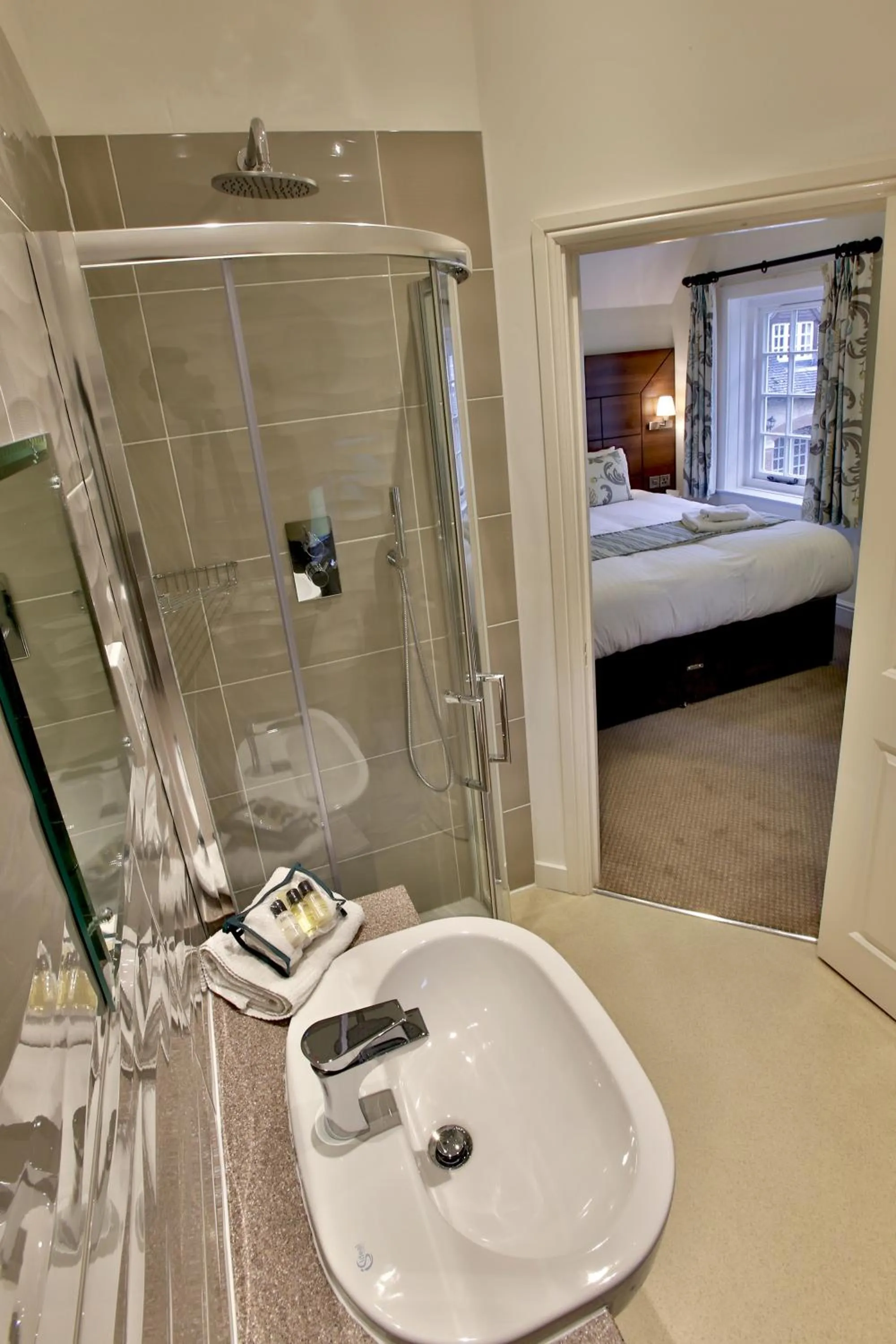 Bathroom, Bed in Quorn Grange Hotel