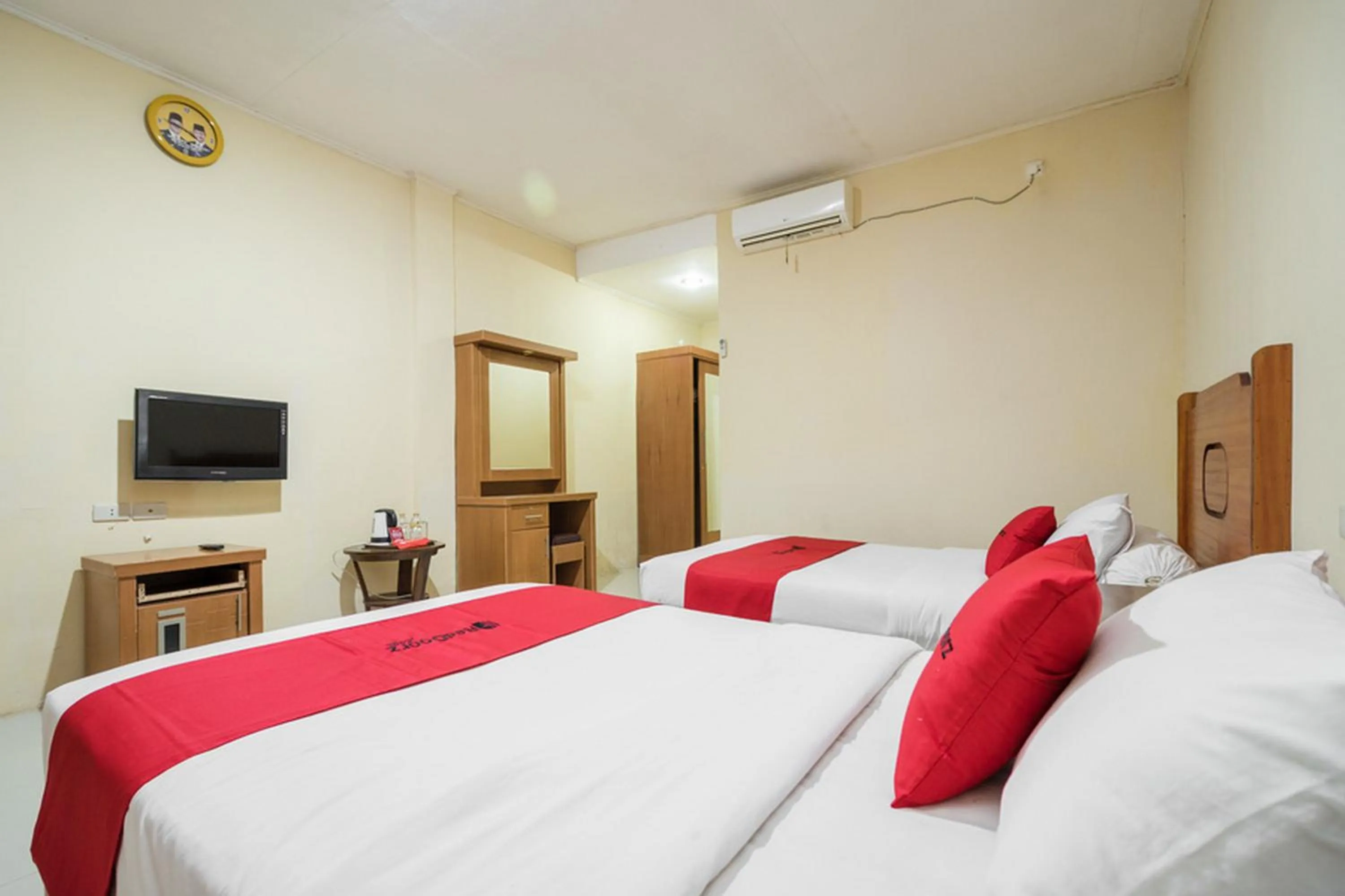 Bed in RedDoorz @ Jalan lintas Sumatera Lahat