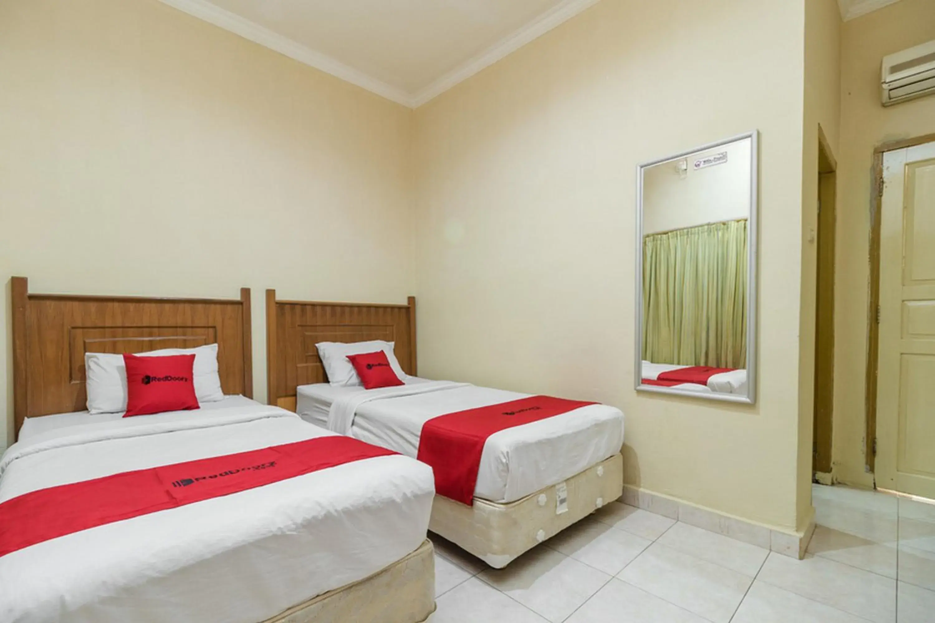 Bed in RedDoorz @ Jalan lintas Sumatera Lahat Bed in RedDoorz @ Jalan lintas Sumatera Lahat