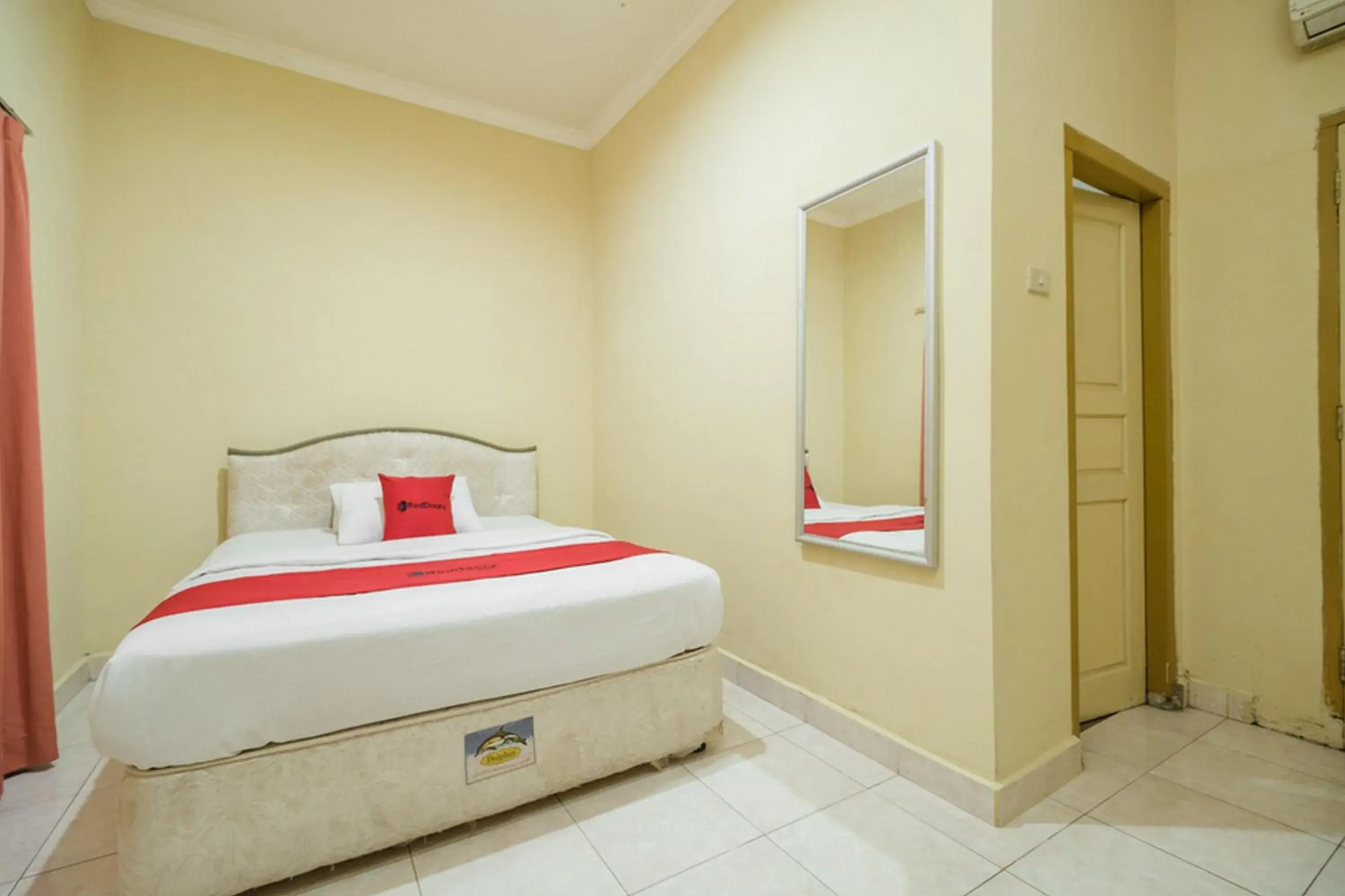 Bed in RedDoorz @ Jalan lintas Sumatera Lahat Bed in RedDoorz @ Jalan lintas Sumatera Lahat