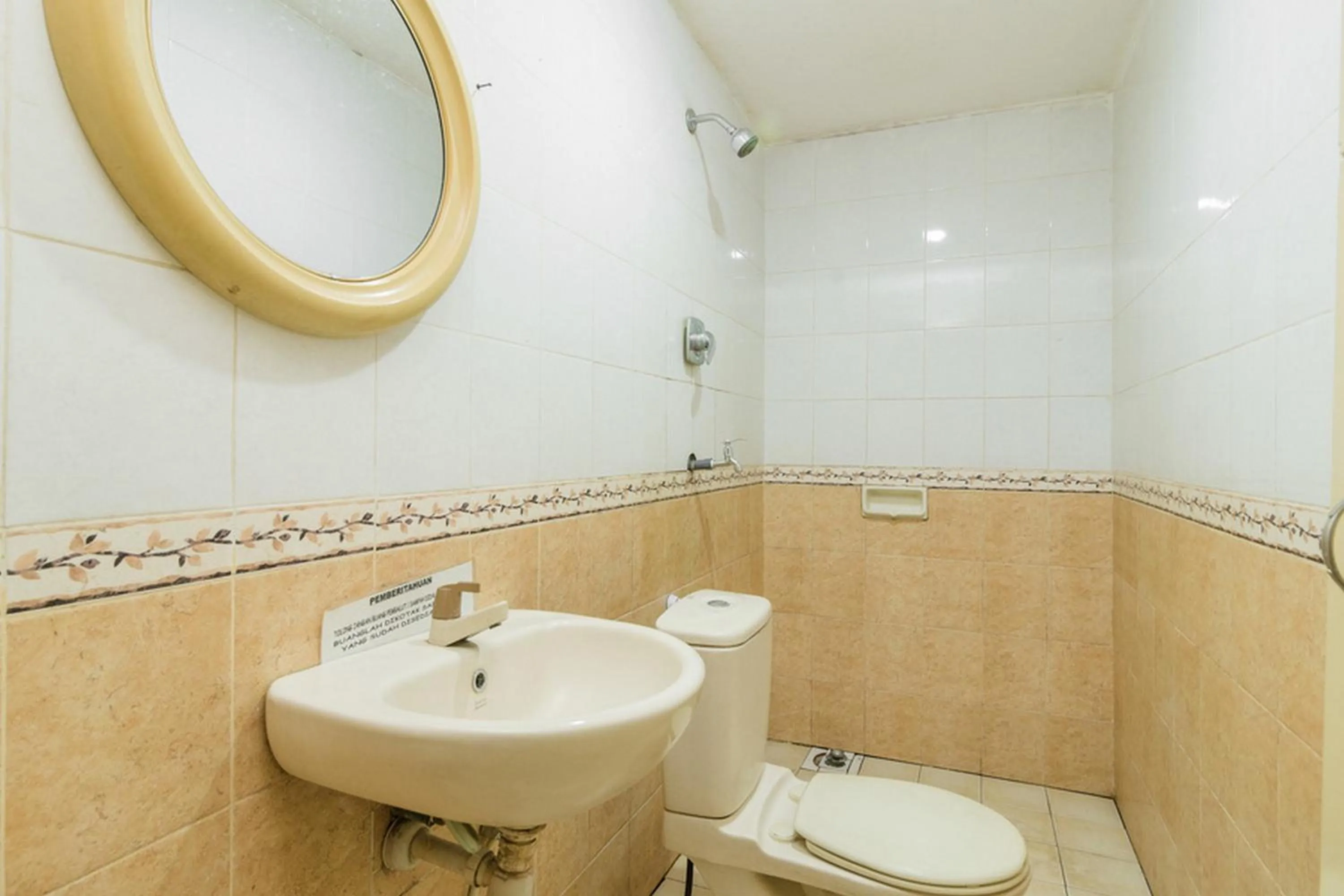 Bathroom in RedDoorz @ Jalan lintas Sumatera Lahat