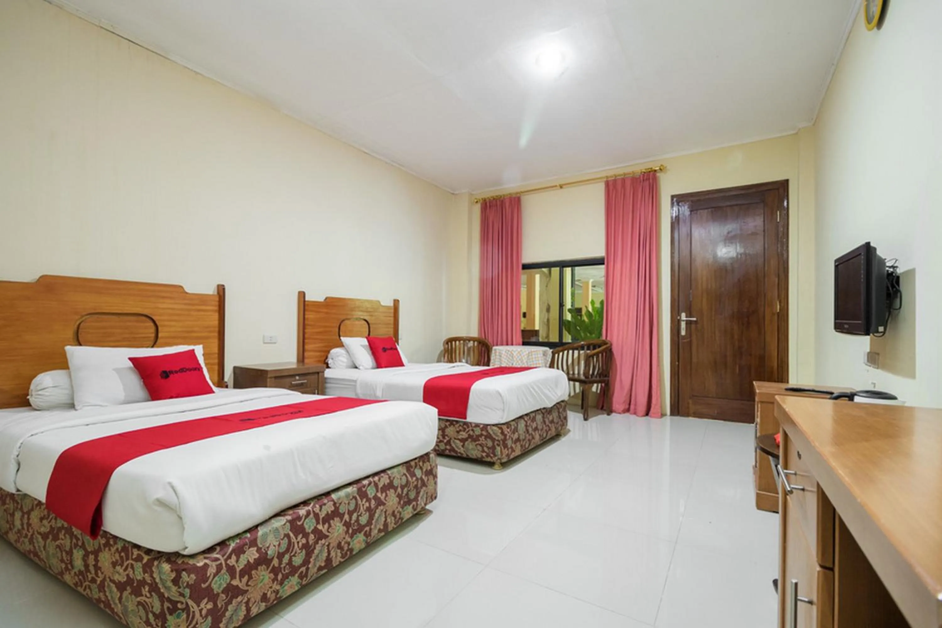 Bed in RedDoorz @ Jalan lintas Sumatera Lahat