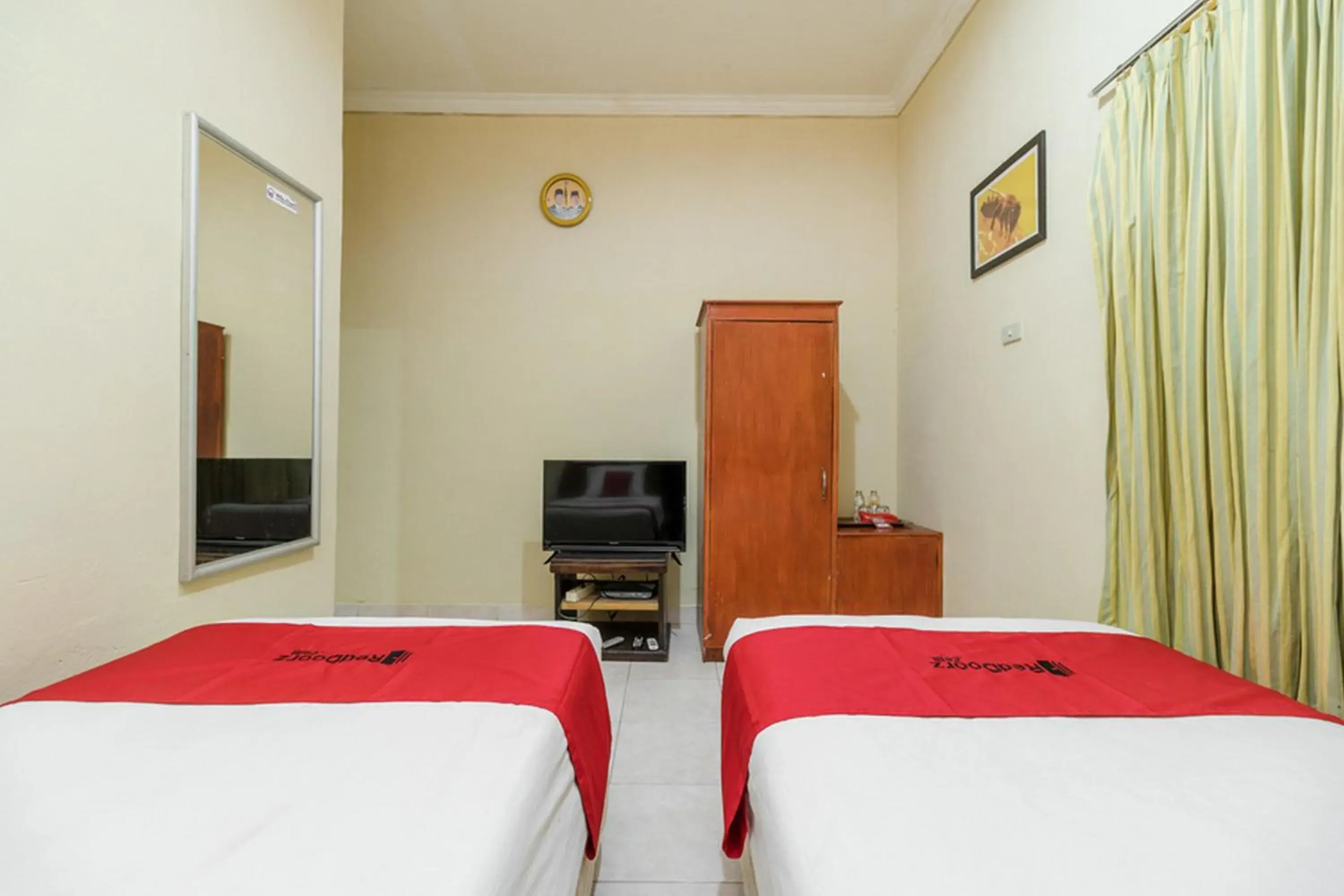 Bed in RedDoorz @ Jalan lintas Sumatera Lahat Bed in RedDoorz @ Jalan lintas Sumatera Lahat