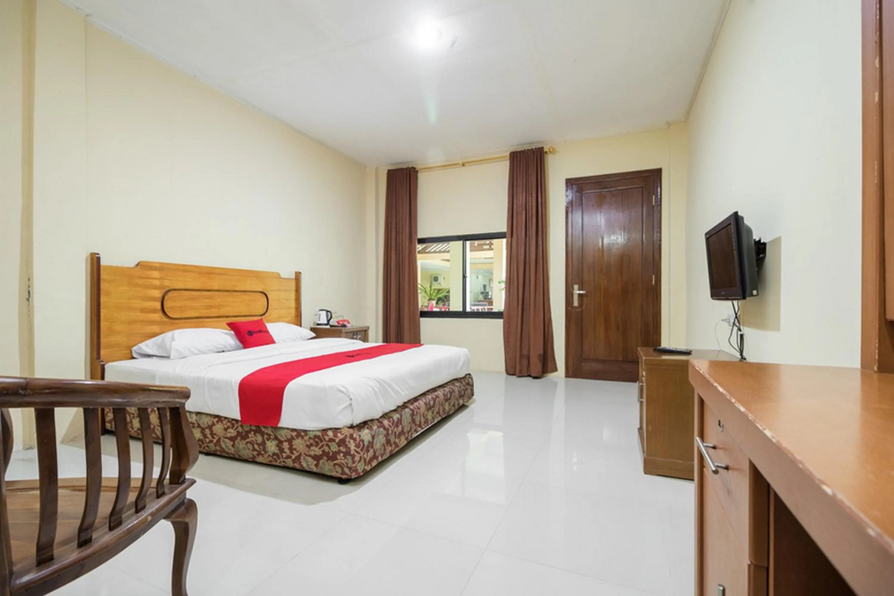 Photo of the whole room, Bed in RedDoorz @ Jalan lintas Sumatera Lahat