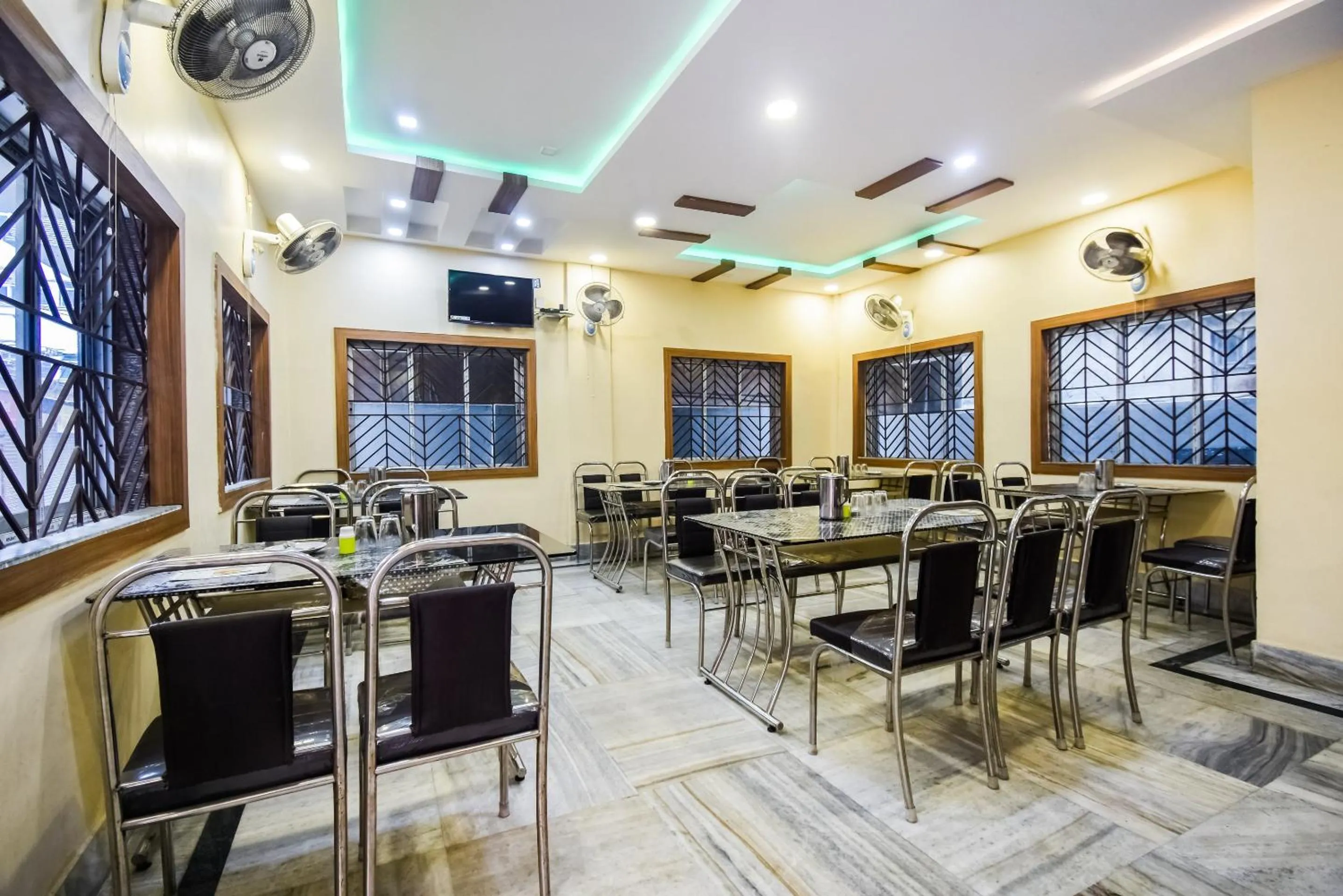Restaurant/places to eat in Hotel O The amber