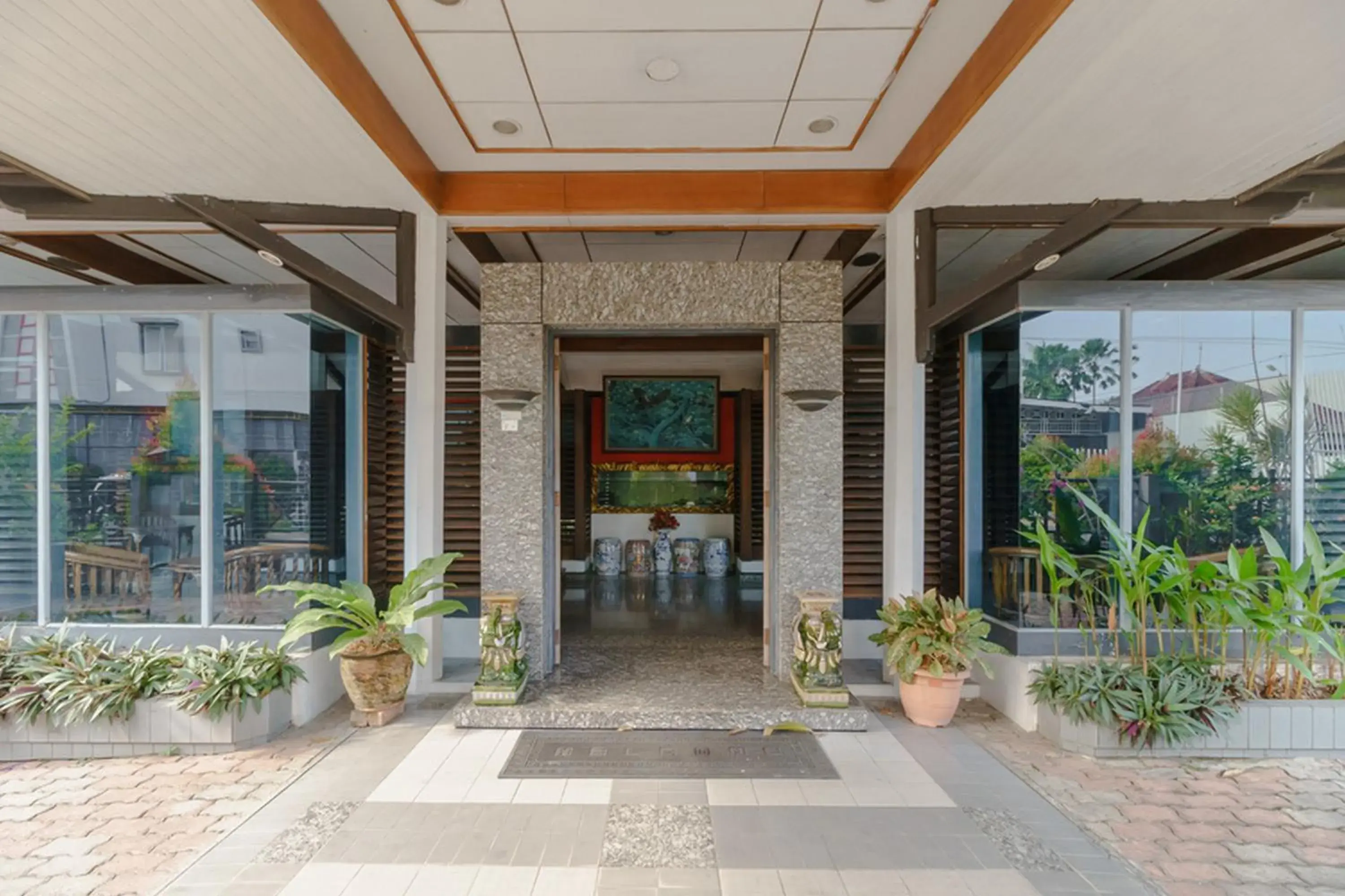 Facade/entrance in RedDoorz near Transmart Pangkal Pinang Facade/entrance in RedDoorz near Transmart Pangkal Pinang