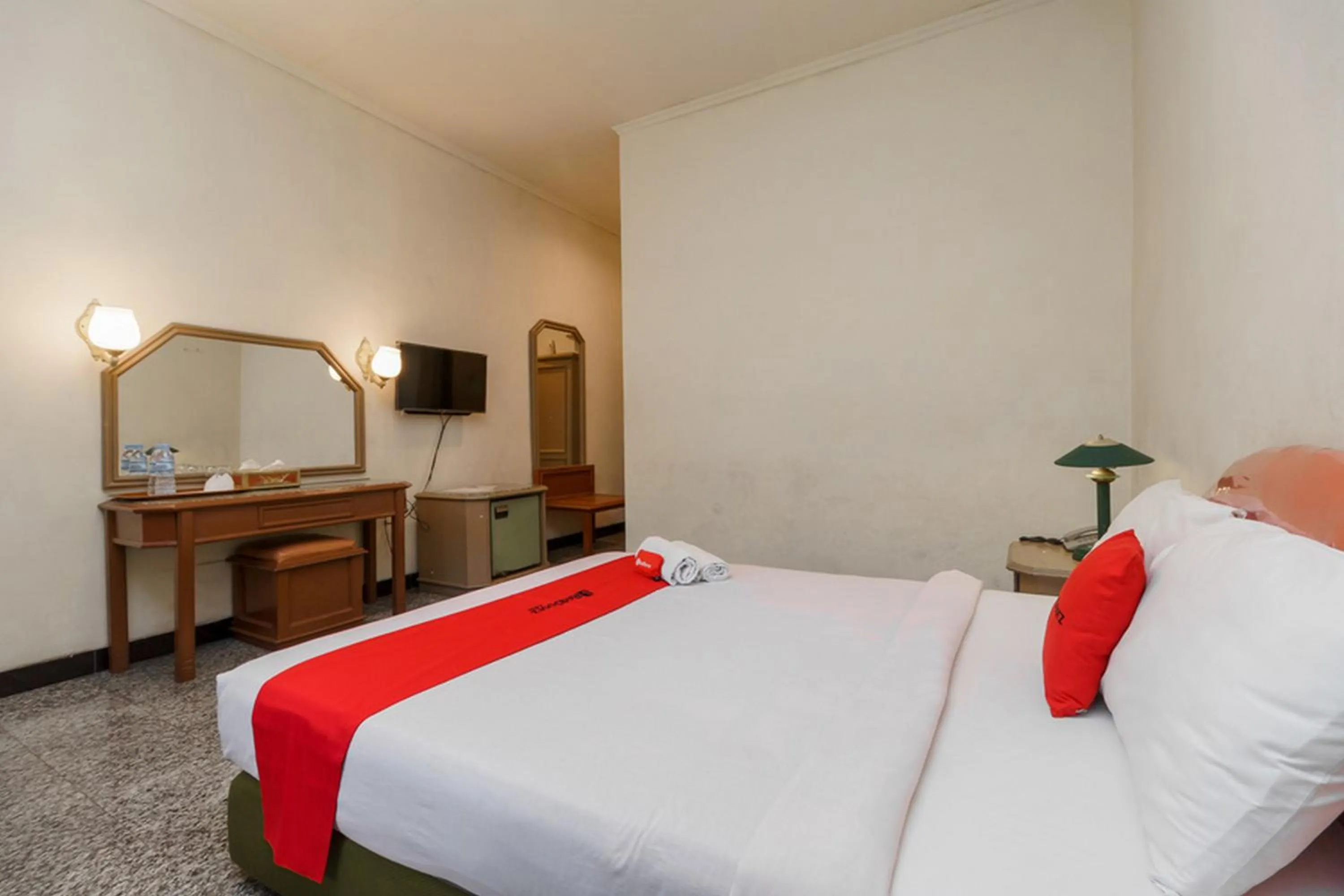 Bedroom, Bed in RedDoorz near Transmart Pangkal Pinang