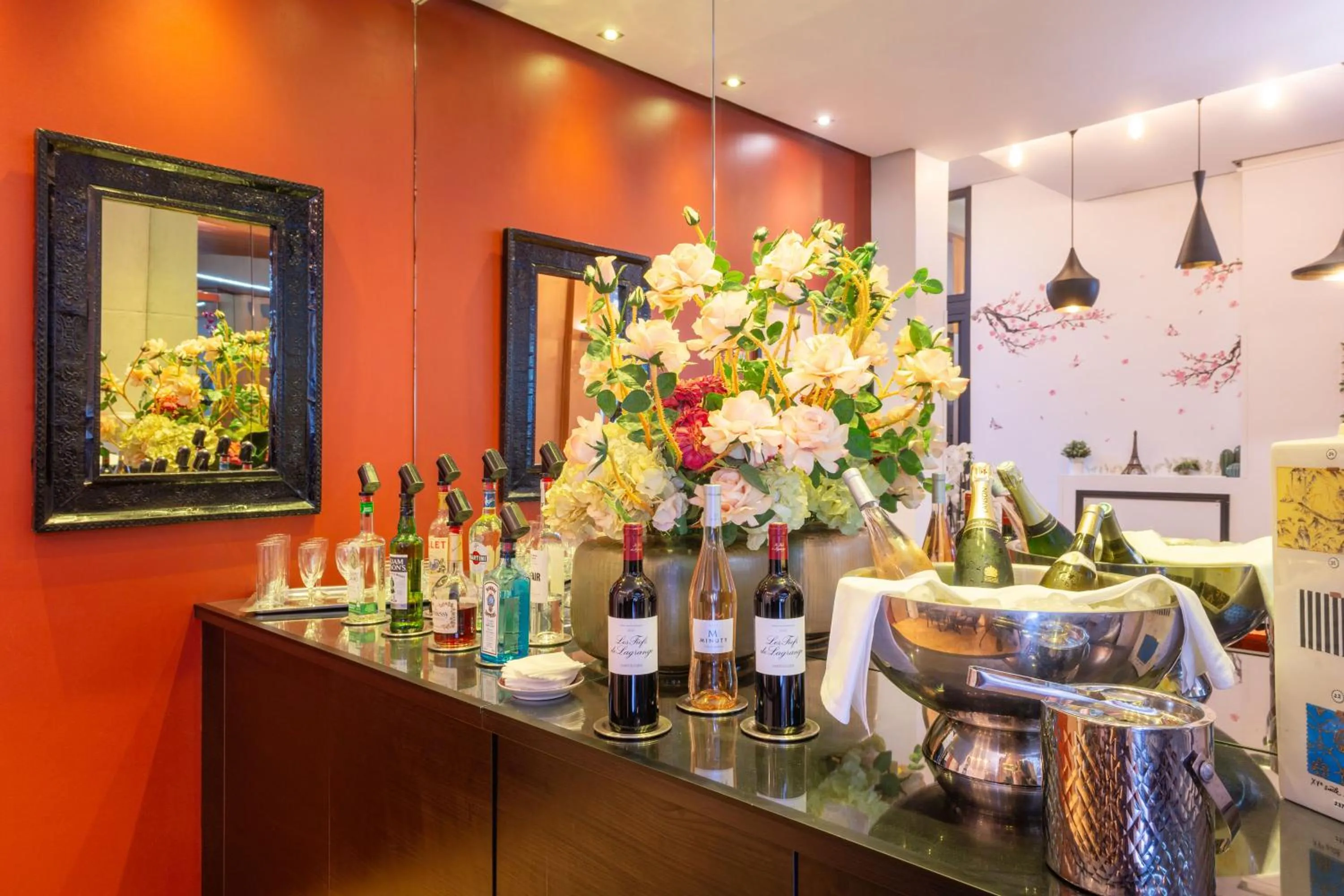 Lounge or bar in Le 123 Elysees - Astotel