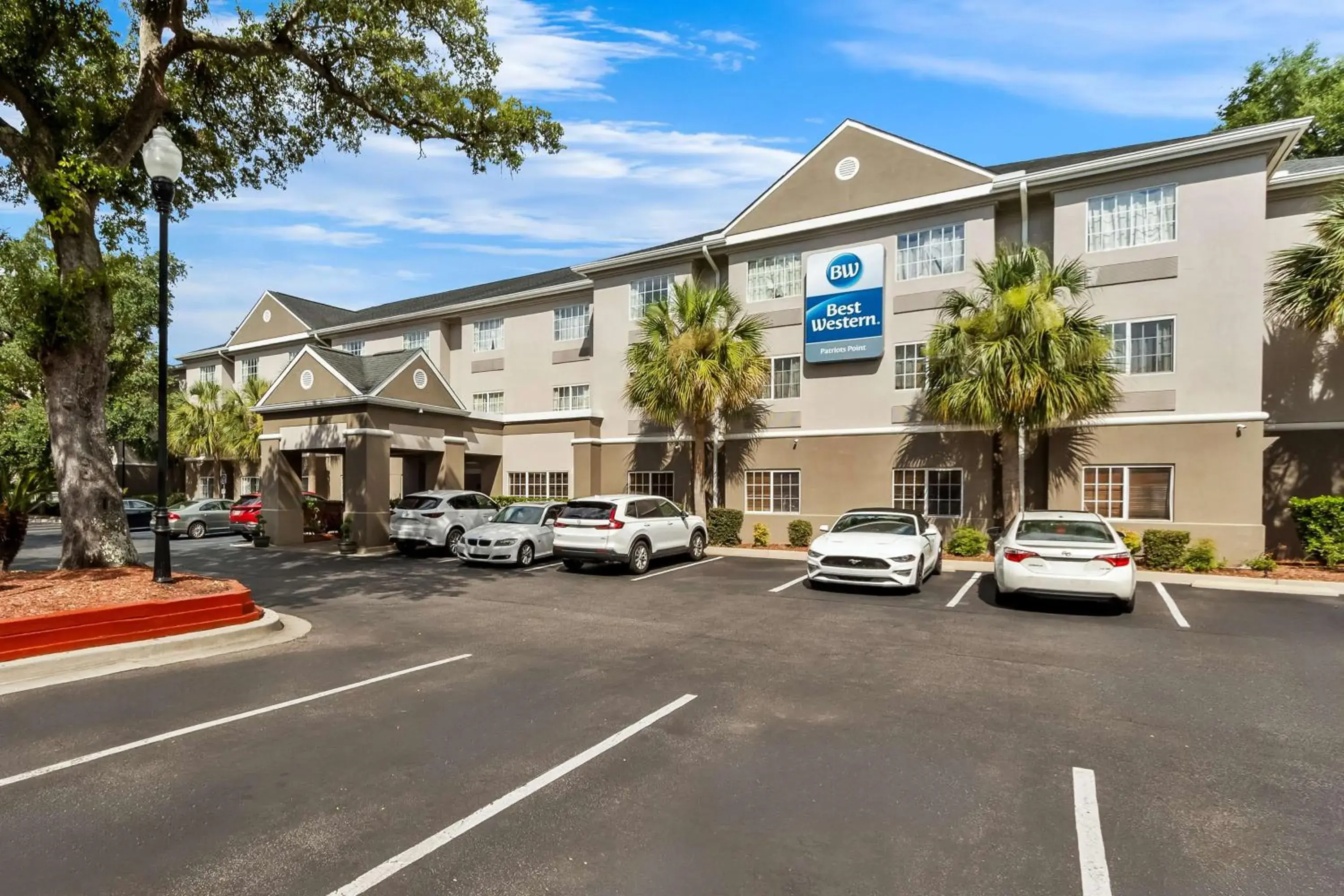 Property building in Best Western Patriots Point Property building in Best Western Patriots Point