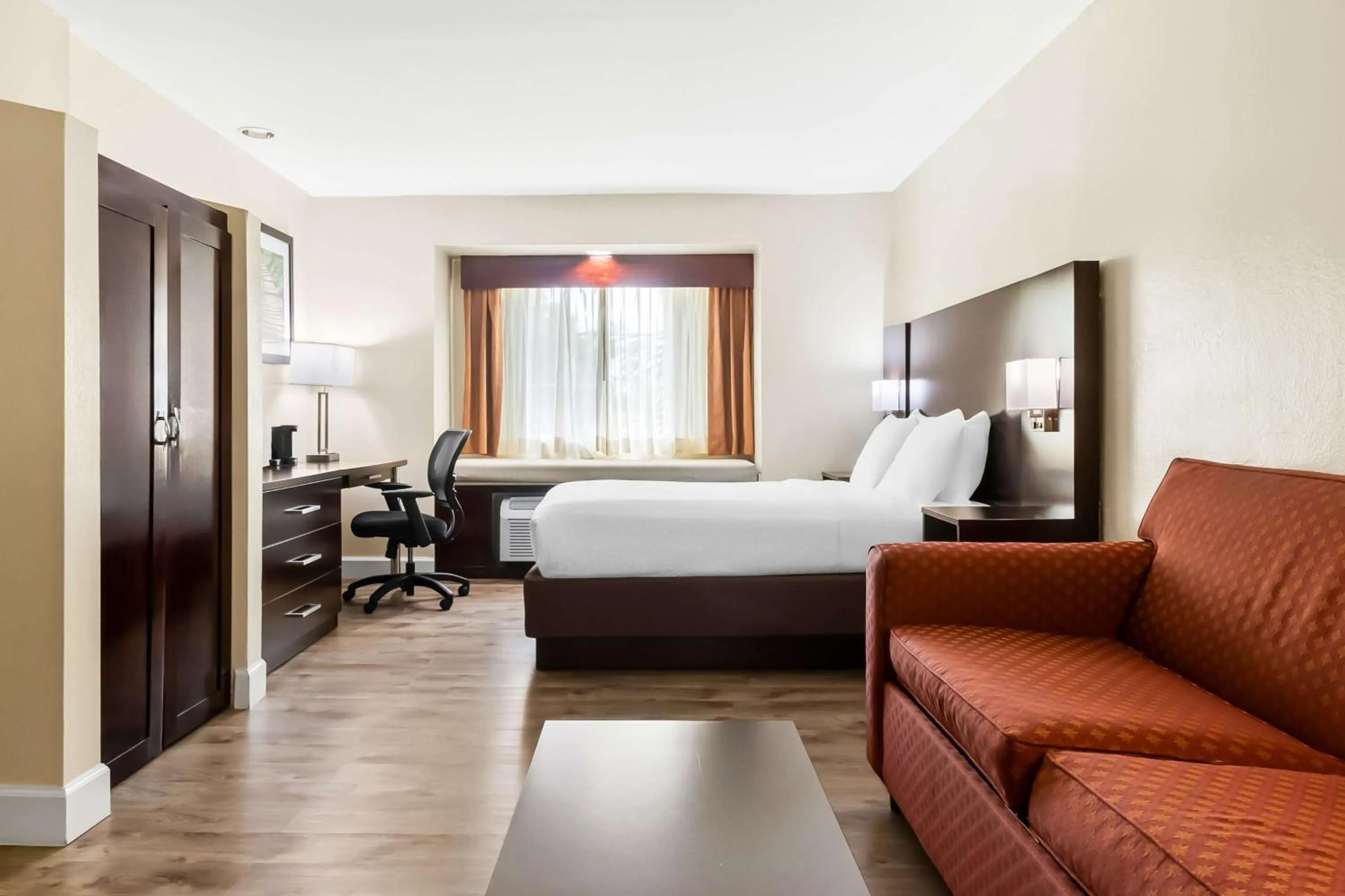 Bedroom, Bed in Best Western Patriots Point