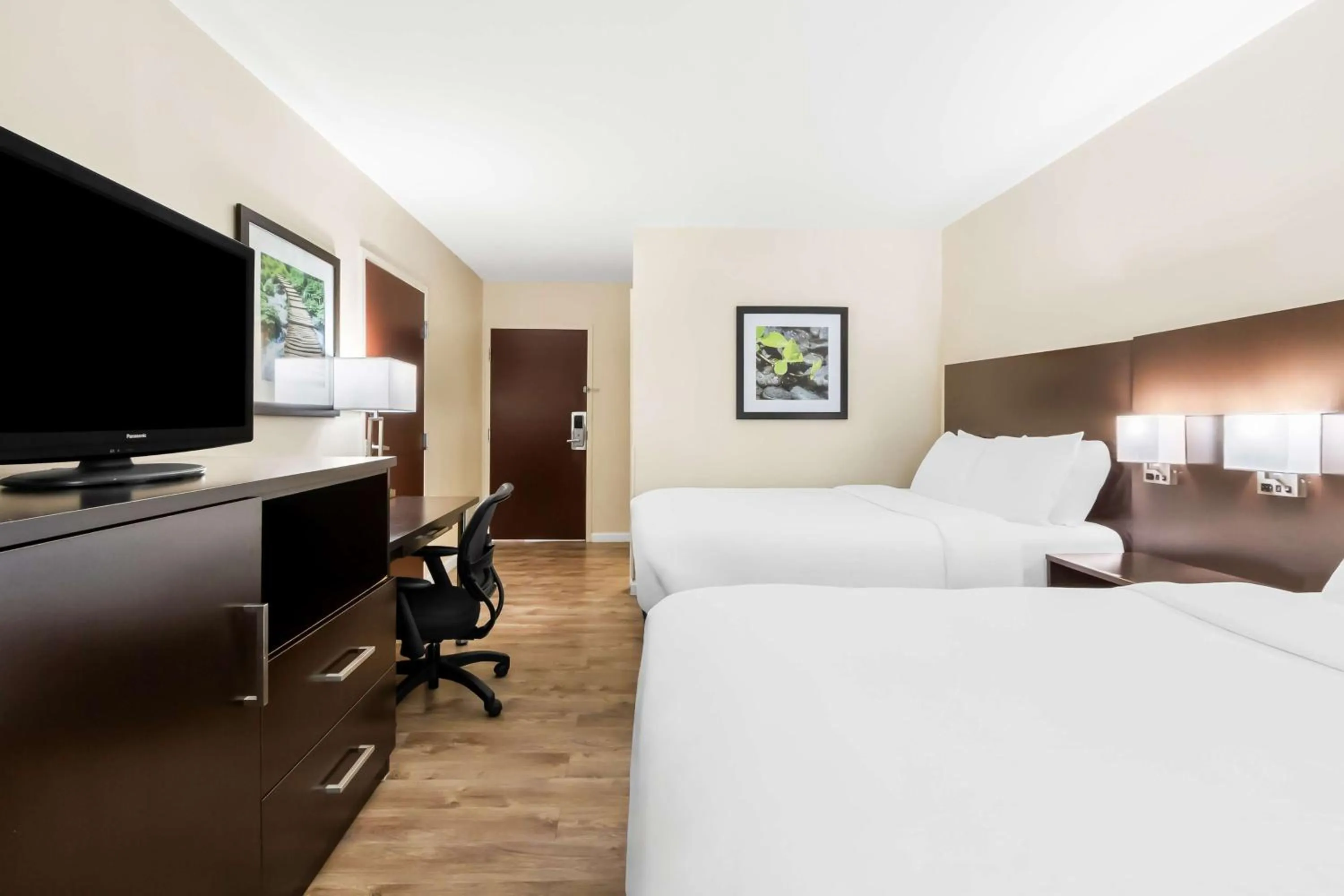 Bedroom, Bed in Best Western Patriots Point