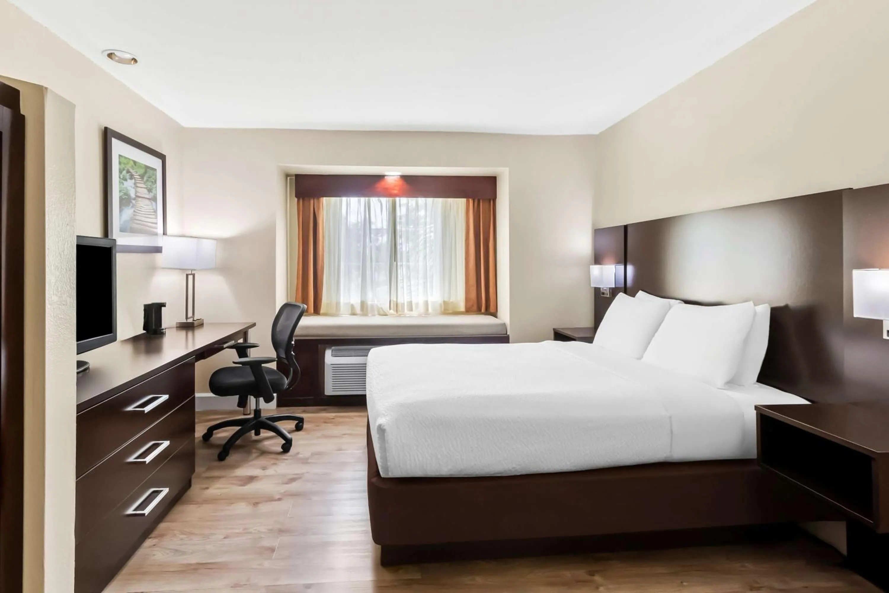 Bedroom, Bed in Best Western Patriots Point