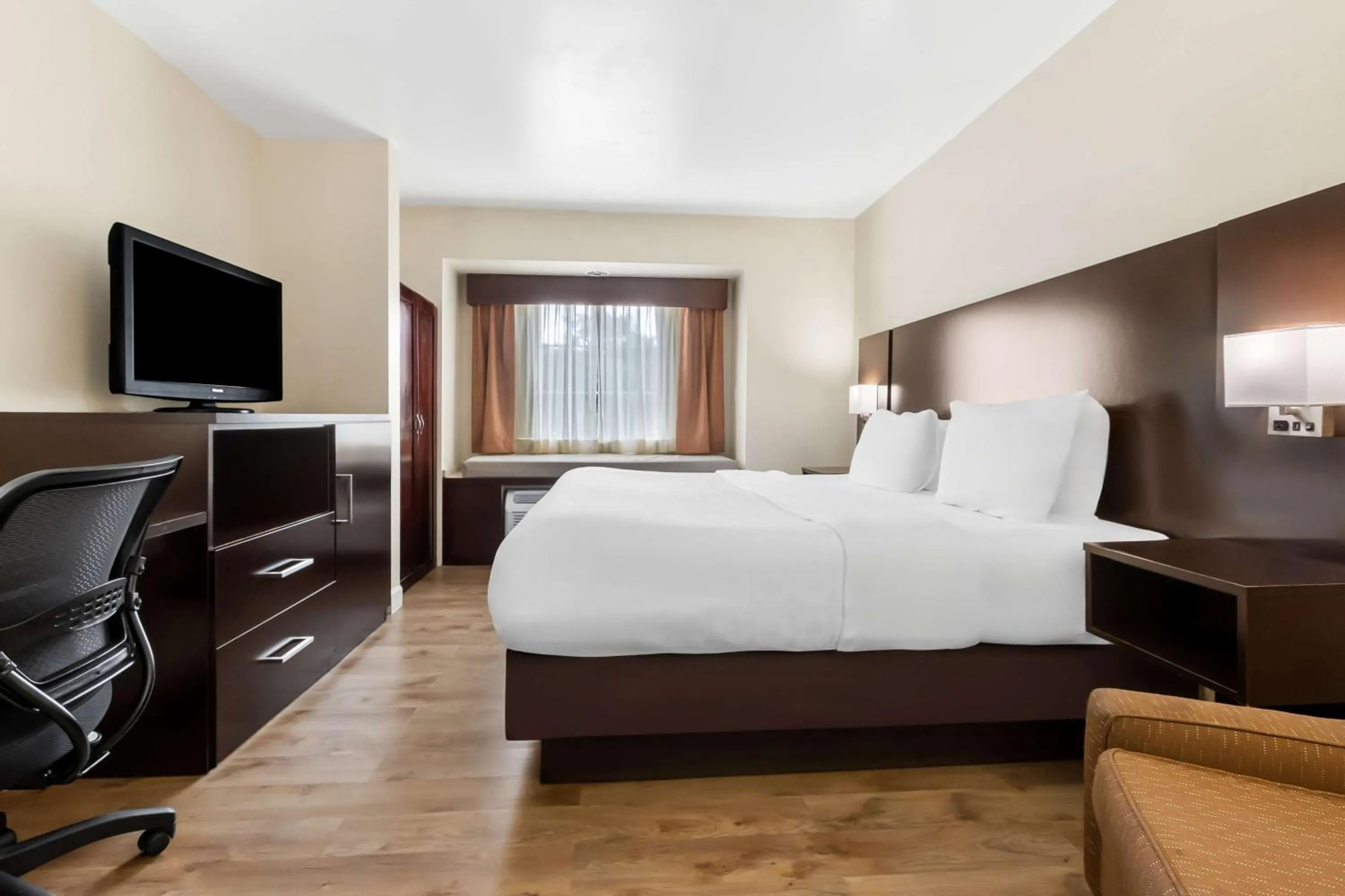 Bedroom, Bed in Best Western Patriots Point