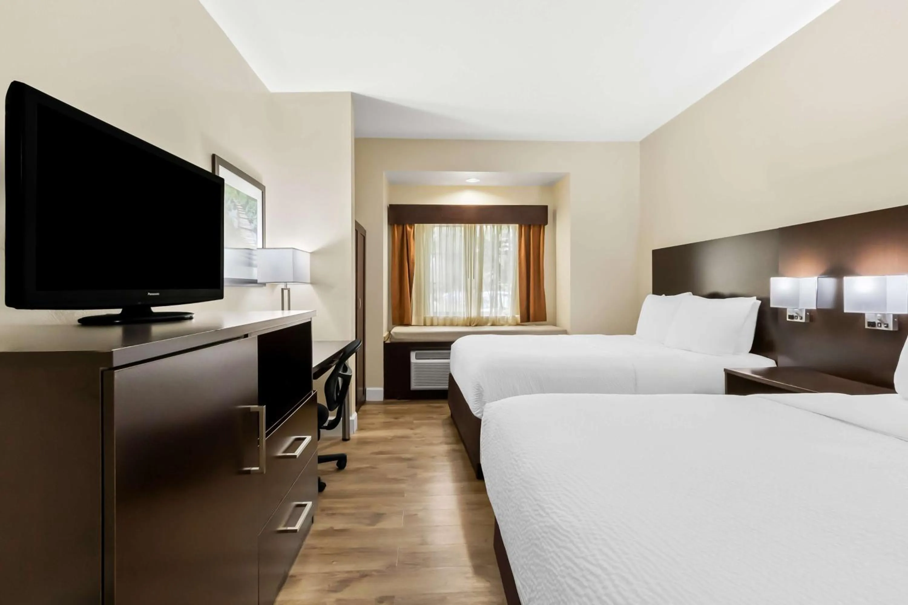 Bedroom, Bed in Best Western Patriots Point