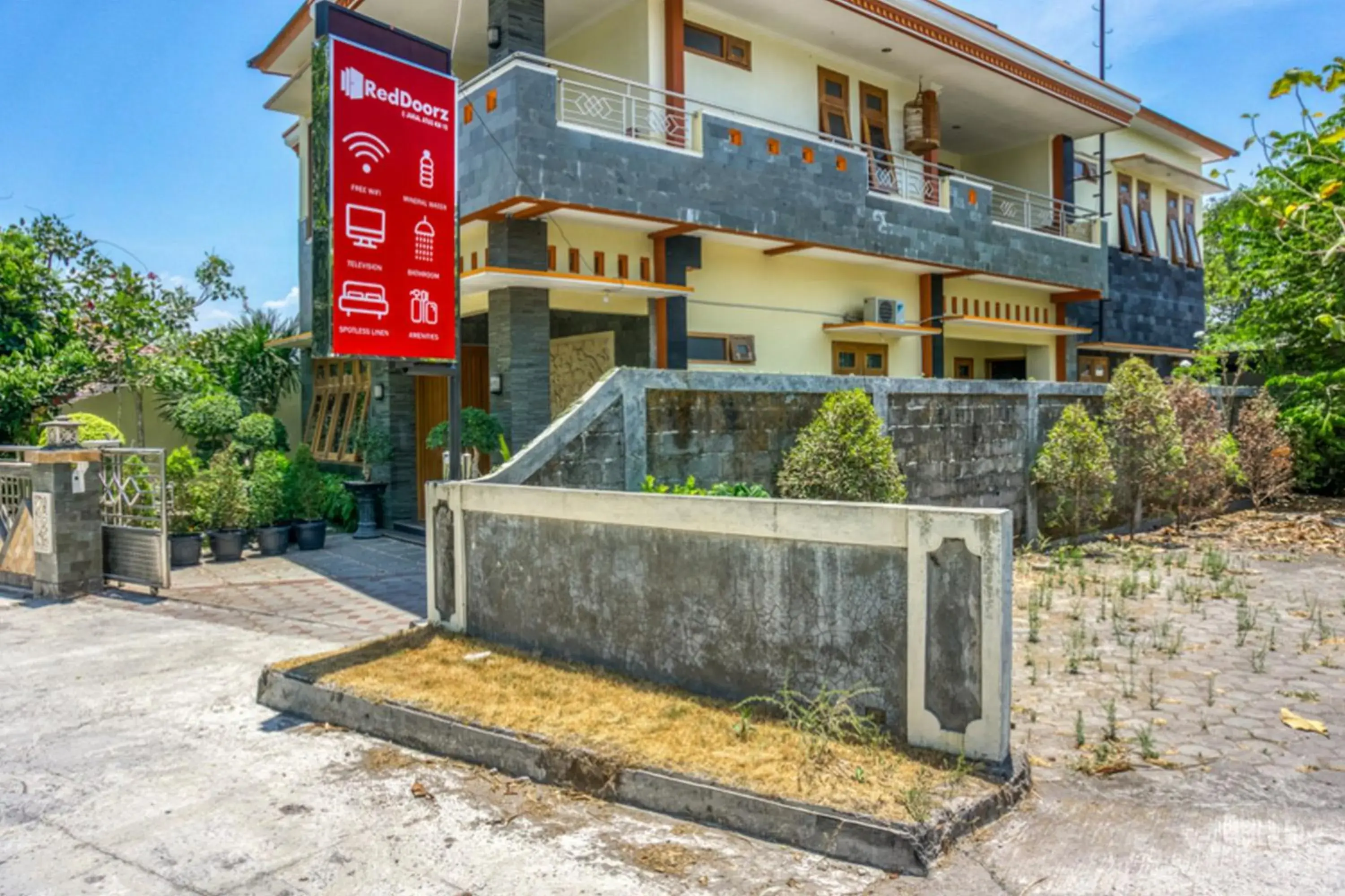 Property building in RedDoorz @ Jakal Atas KM 10 Property building in RedDoorz @ Jakal Atas KM 10