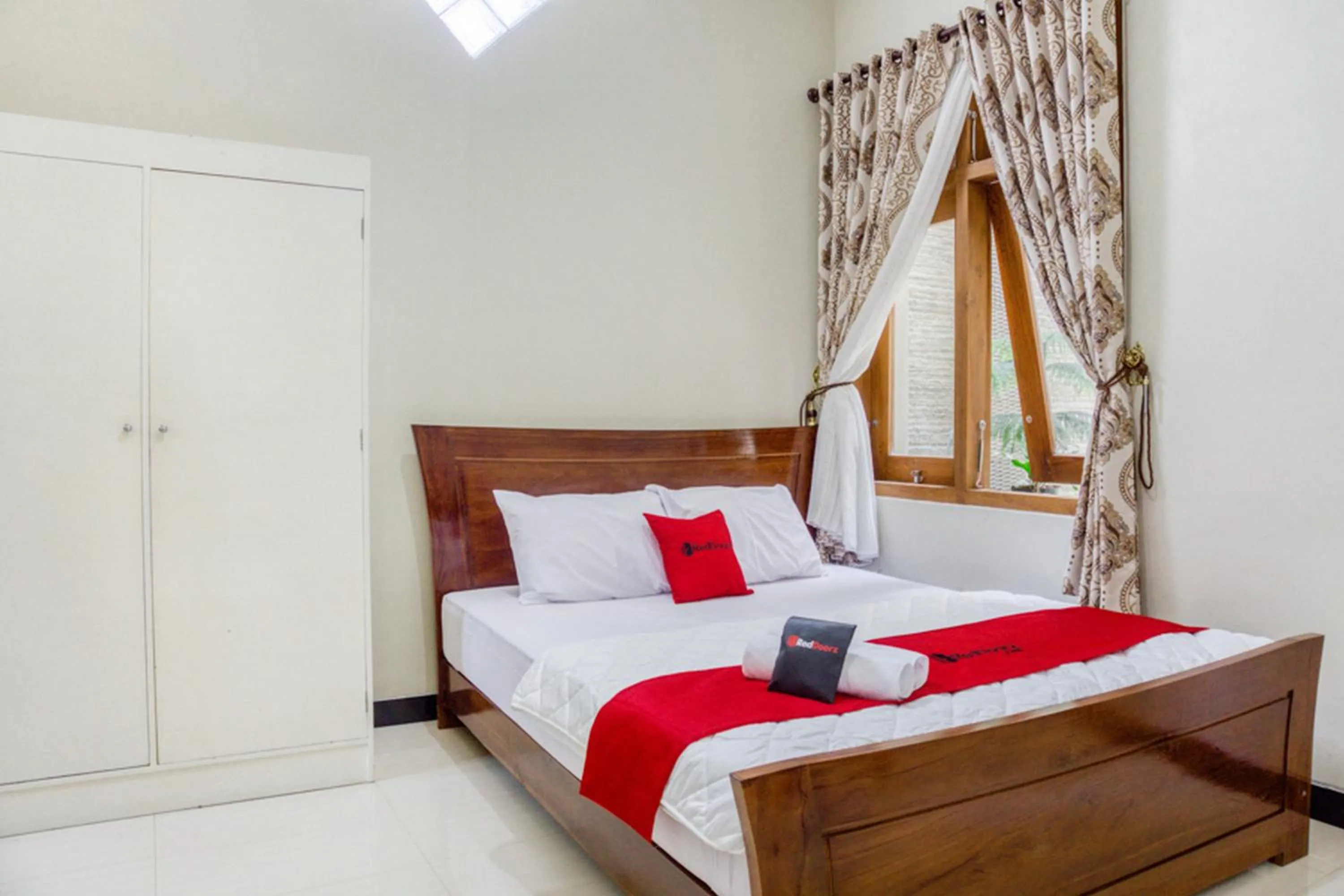 Bedroom, Bed in RedDoorz @ Jakal Atas KM 10