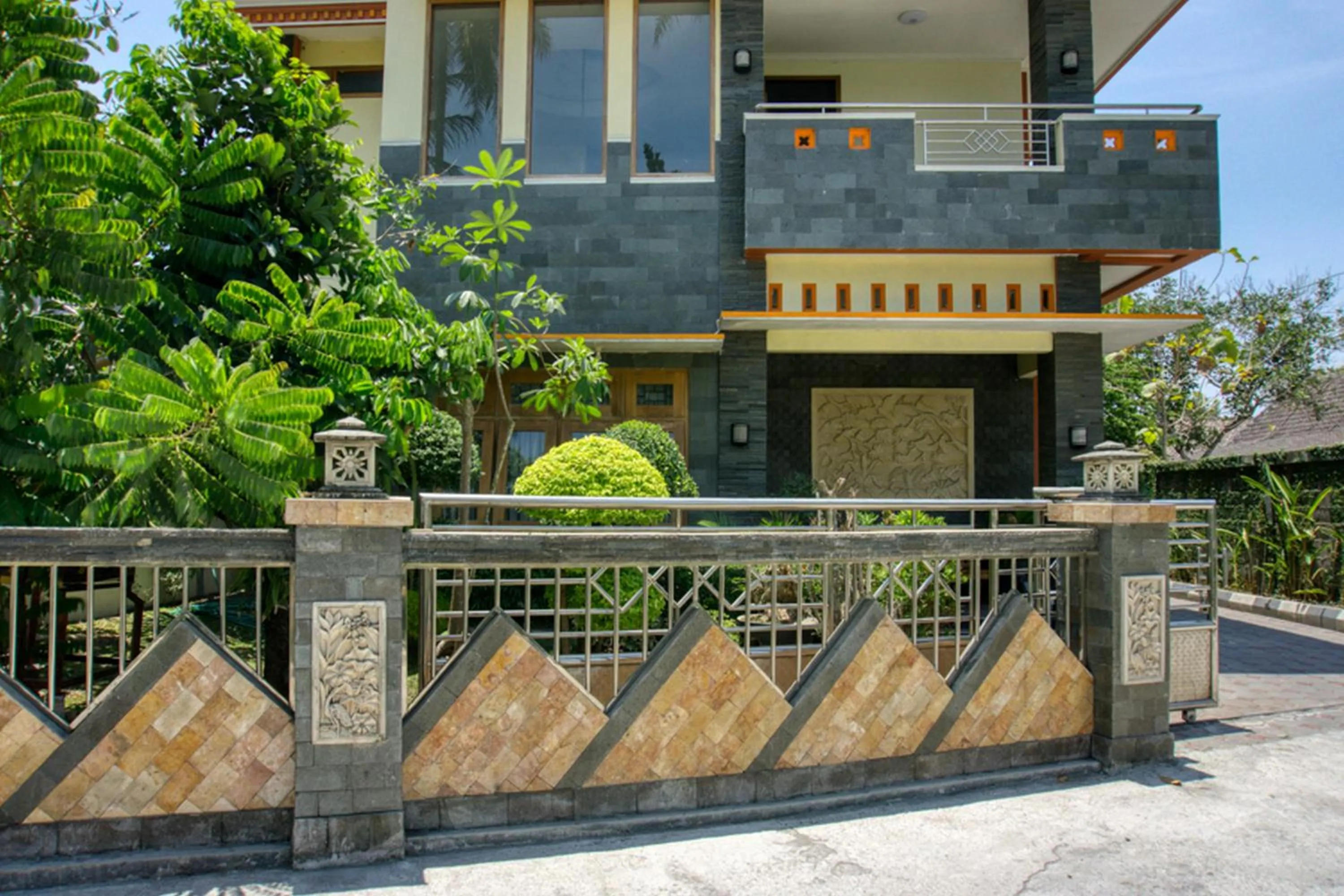 Balcony/Terrace in RedDoorz @ Jakal Atas KM 10