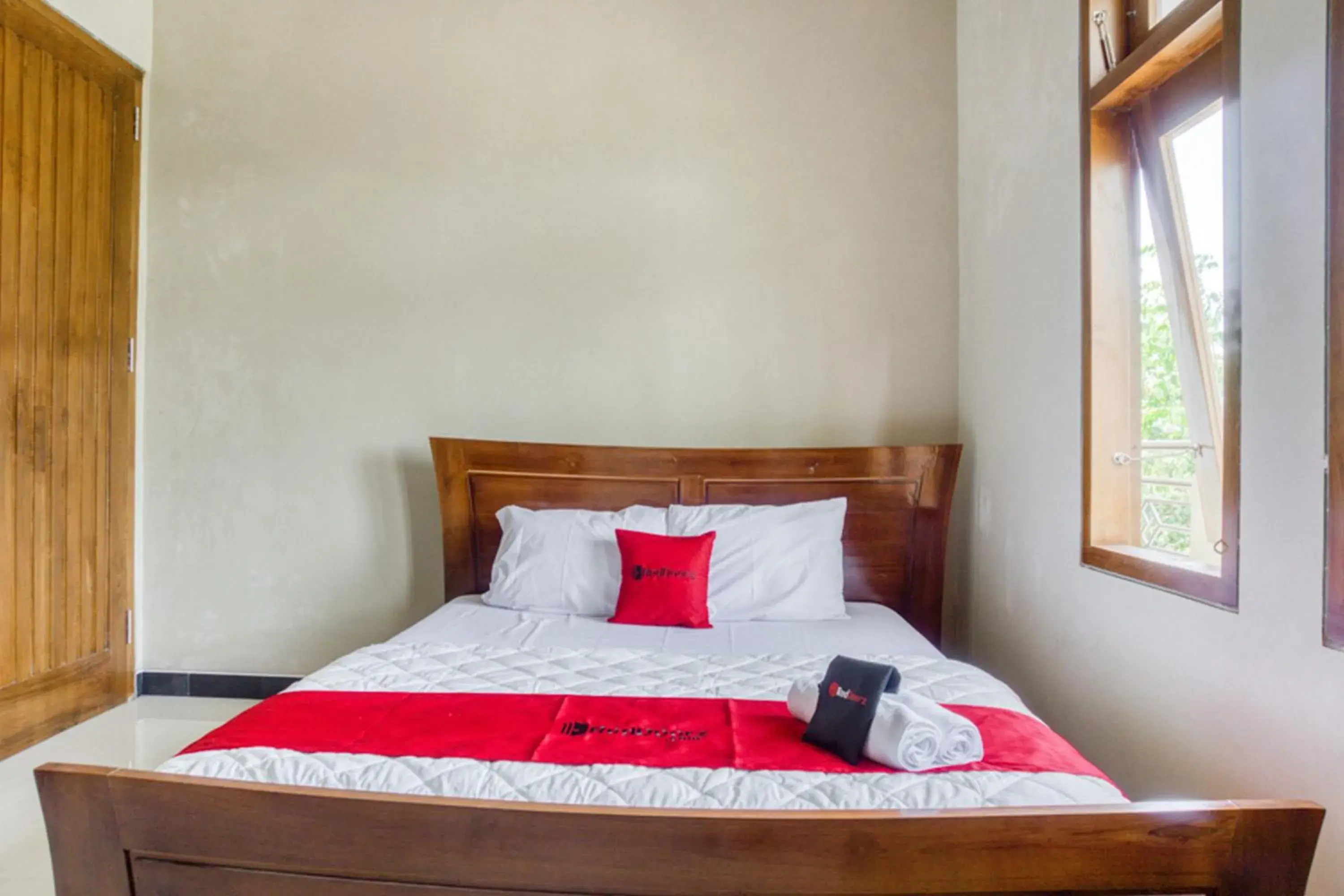 Bed in RedDoorz @ Jakal Atas KM 10 Bed in RedDoorz @ Jakal Atas KM 10