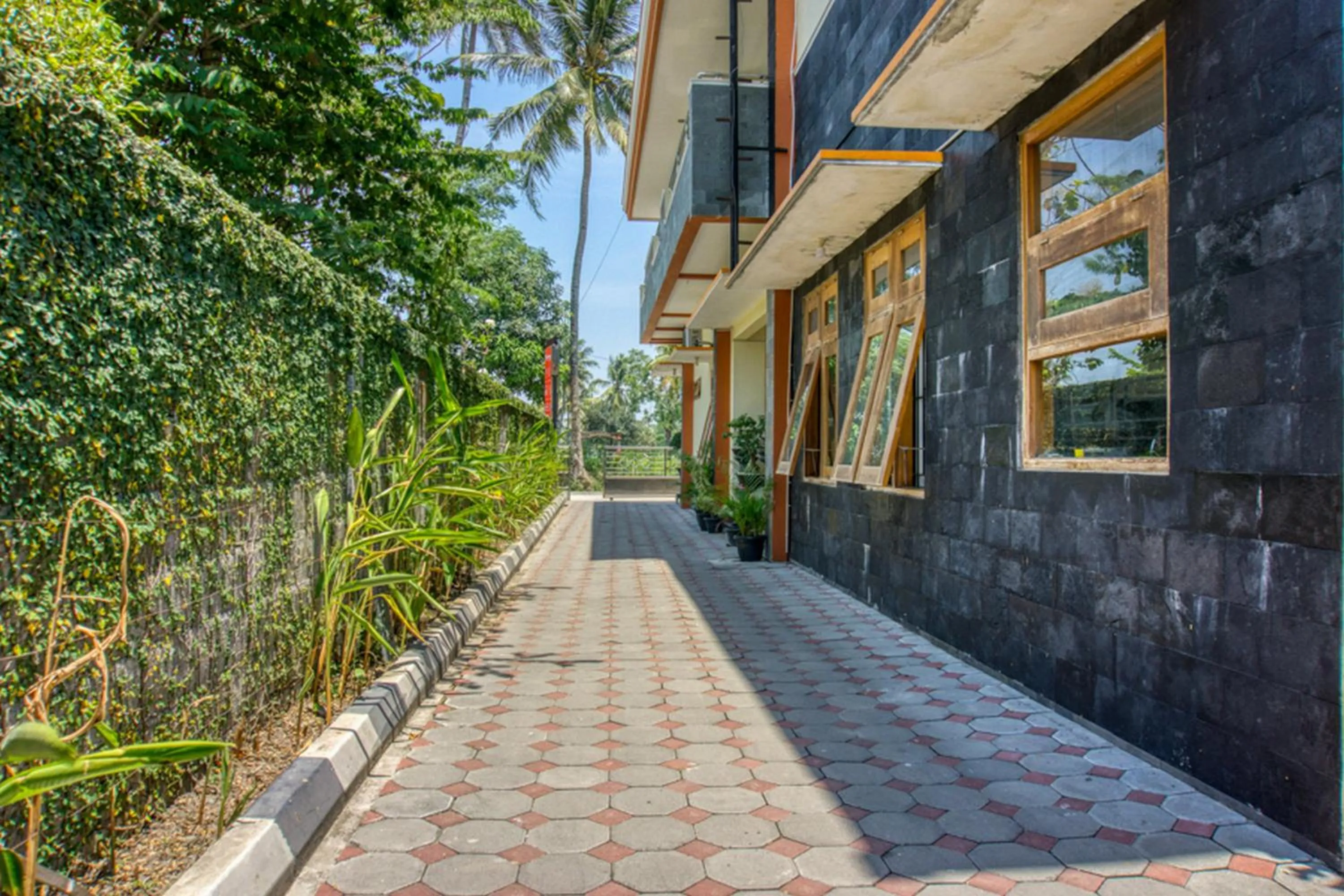 Facade/entrance in RedDoorz @ Jakal Atas KM 10