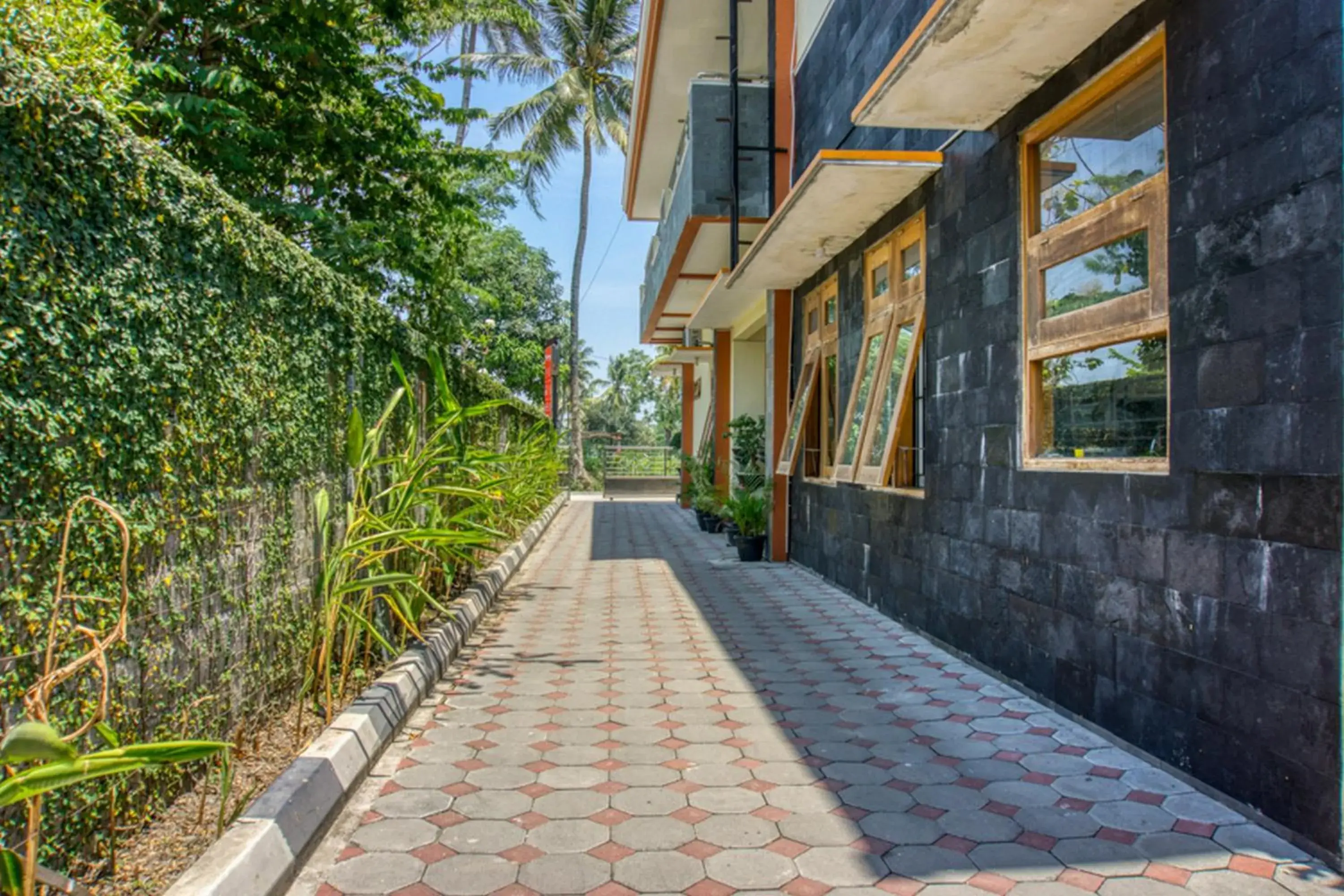 Facade/entrance in RedDoorz @ Jakal Atas KM 10 Facade/entrance in RedDoorz @ Jakal Atas KM 10