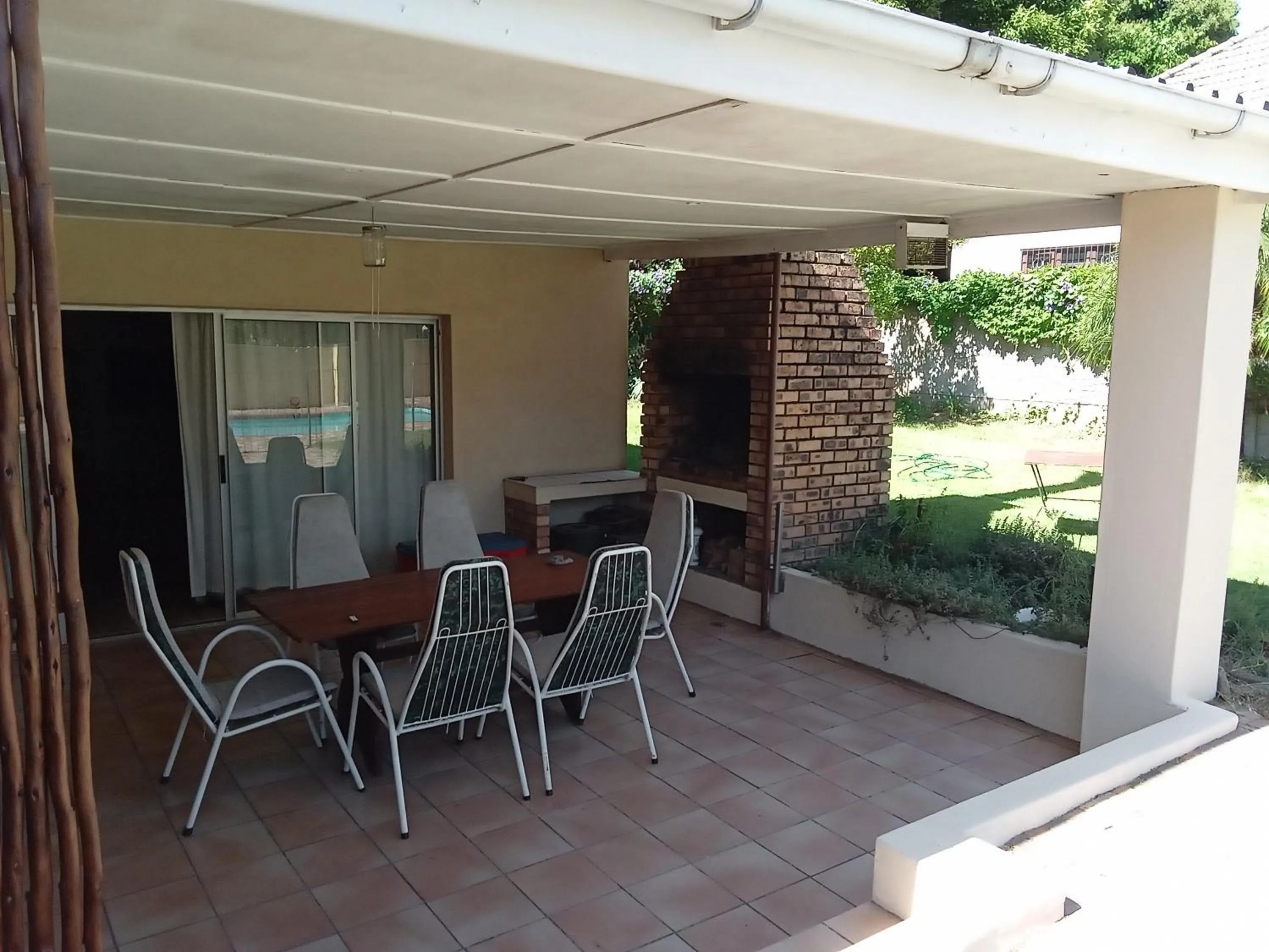 Property building in 10 on Fairview B&B