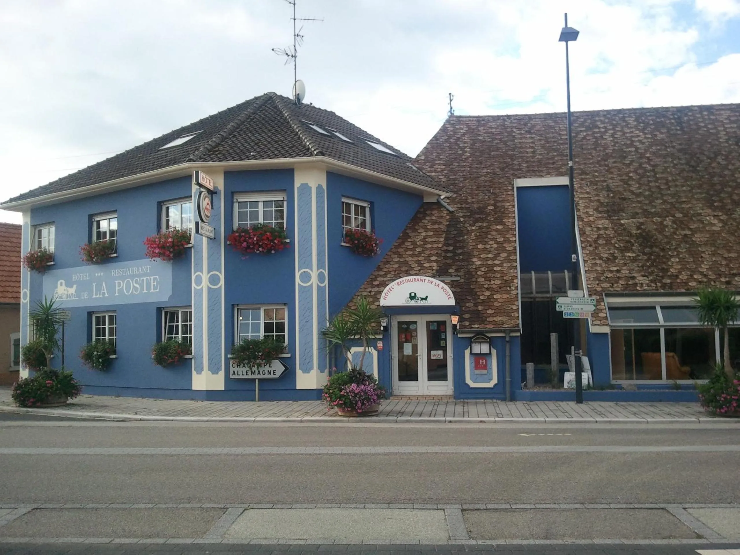 Facade/entrance in Hotel Restaurant De La Poste Mulhouse Ottmarsheim