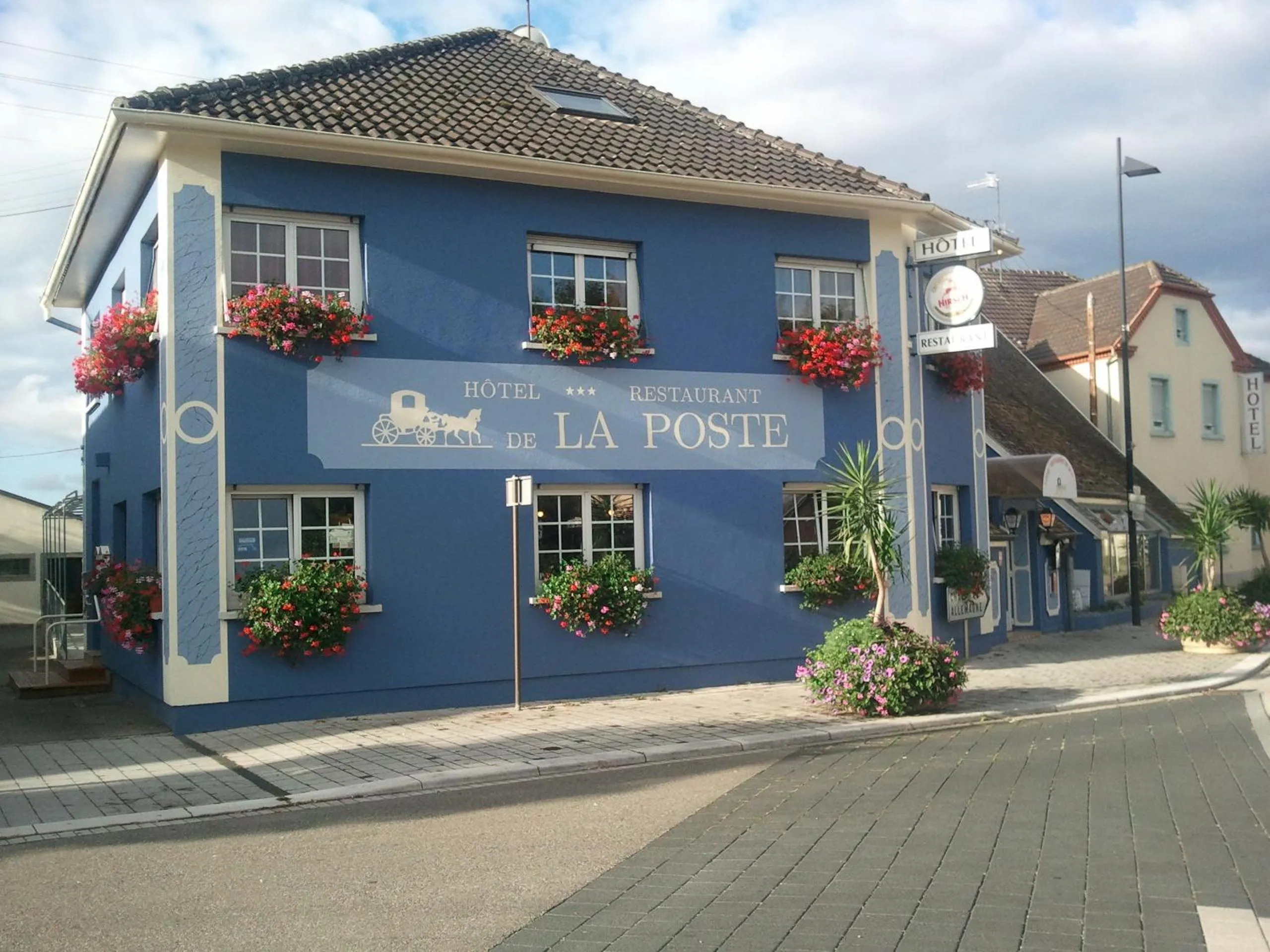 Facade/entrance in Hotel Restaurant De La Poste Mulhouse Ottmarsheim