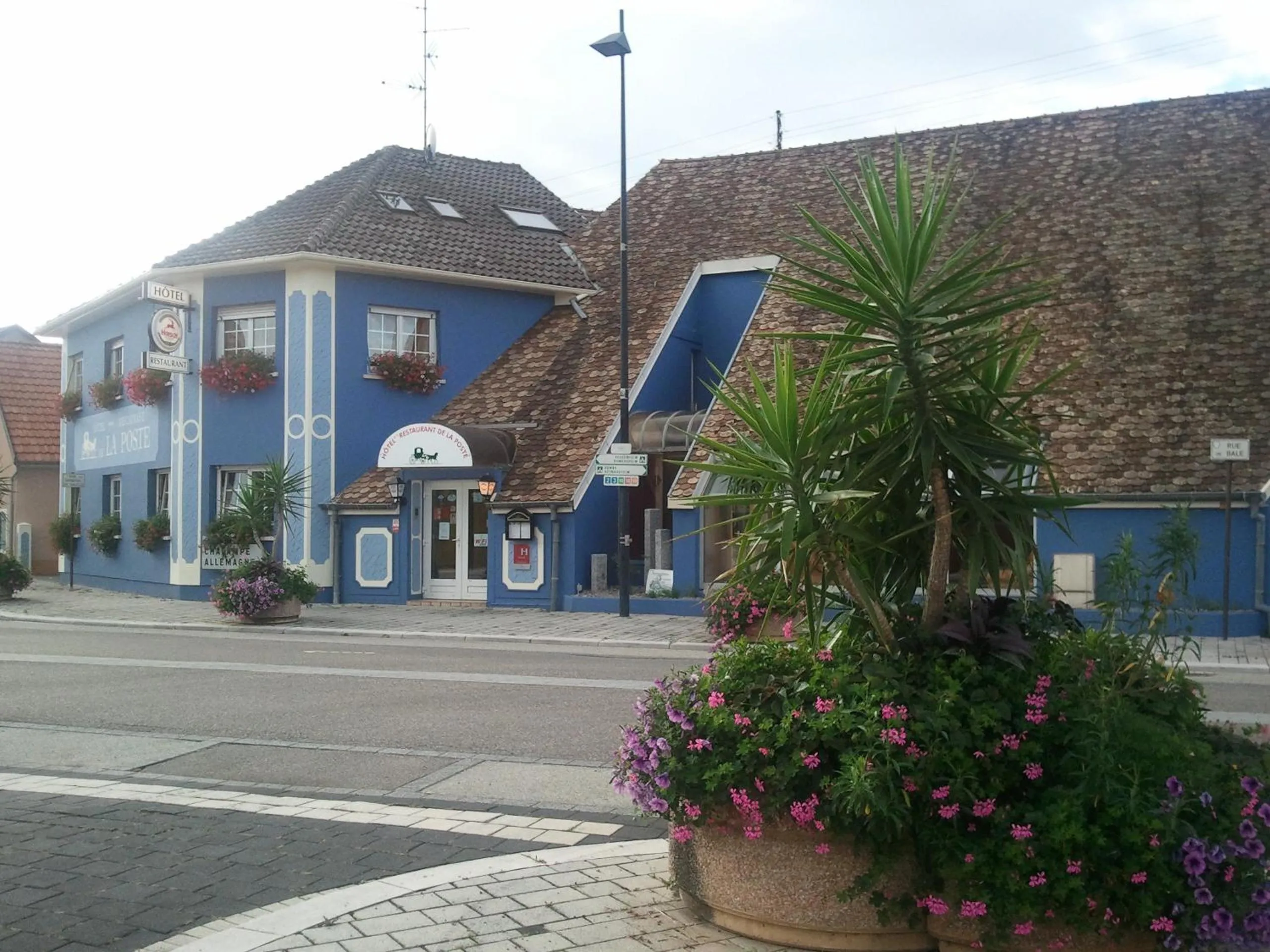 Facade/entrance in Hotel Restaurant De La Poste Mulhouse Ottmarsheim
