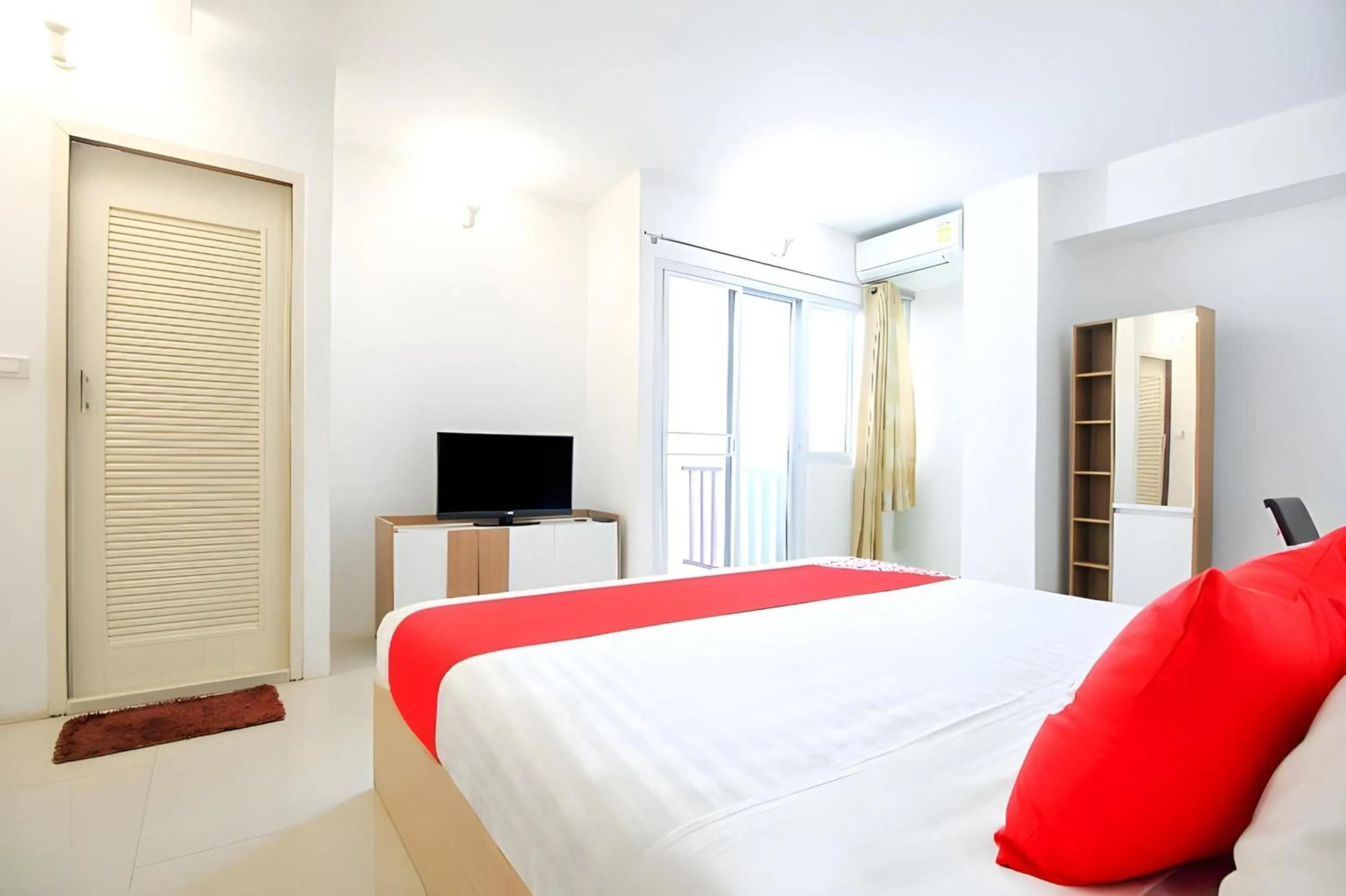 Photo of the whole room, Bed in Capital O 411 Grandview Condo 15