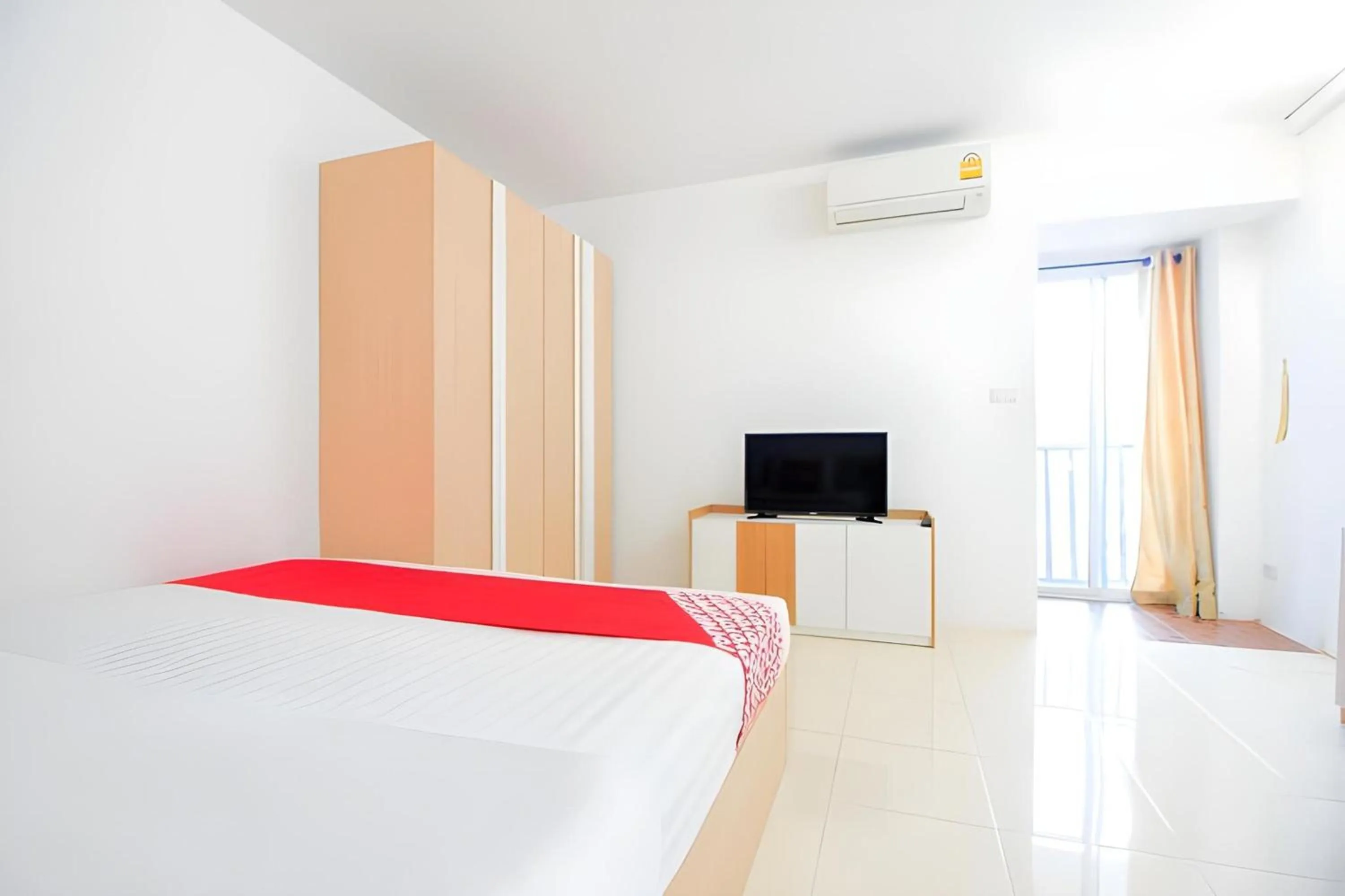 Photo of the whole room, Bed in Capital O 411 Grandview Condo 15